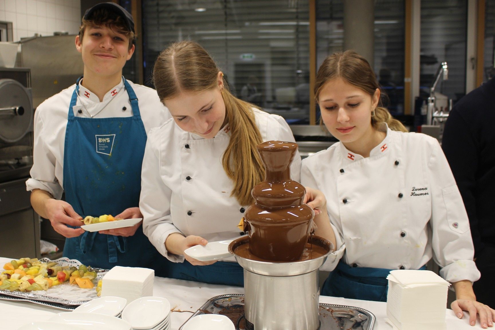 In der erweiterten und technisch aufgerüsteten Küche sprudelte natürlich auch diesmal der beliebte „Schokoladebrunnen“.