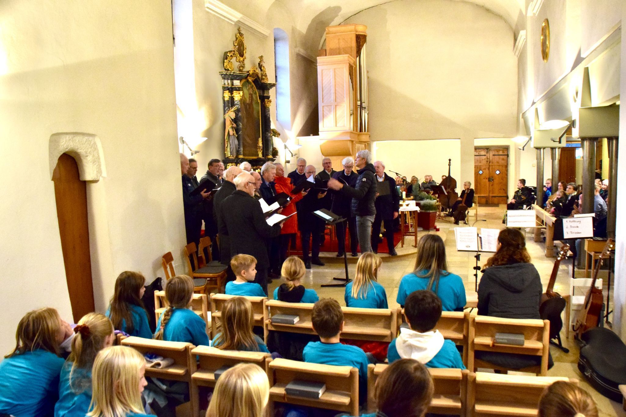Die Kinder des Kinderchores St. Anton im Montafon hörten aufmerksam zu, als der Bludenzer Liederkranz seine Songs zum Besten gab.