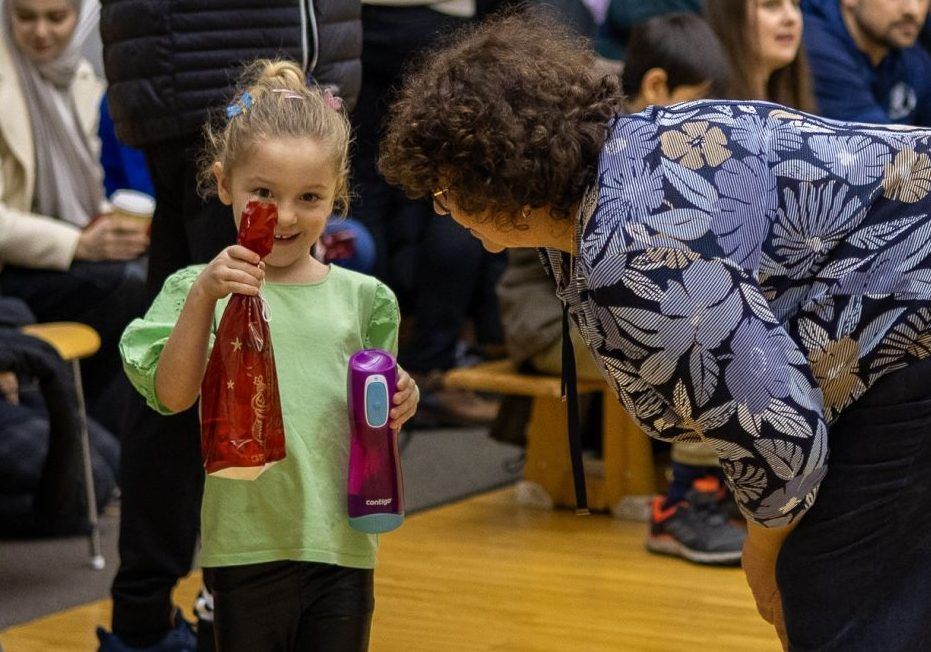 Trainerin Barbara Felder beglückwünscht eine ihrer kleinen Turnmäuse.