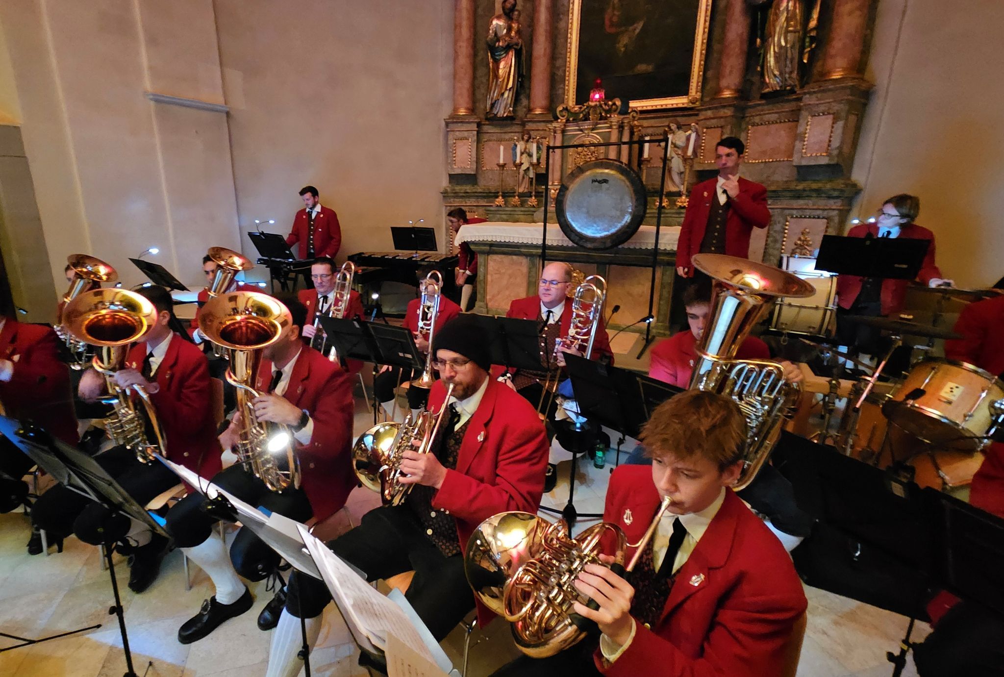 Die Konzertbesucher ließen sich im stimmungsvollen Ambiente „Mit Musik, die uns Mut und Hoffnung macht“ auf die Adventszeit einstimmen.