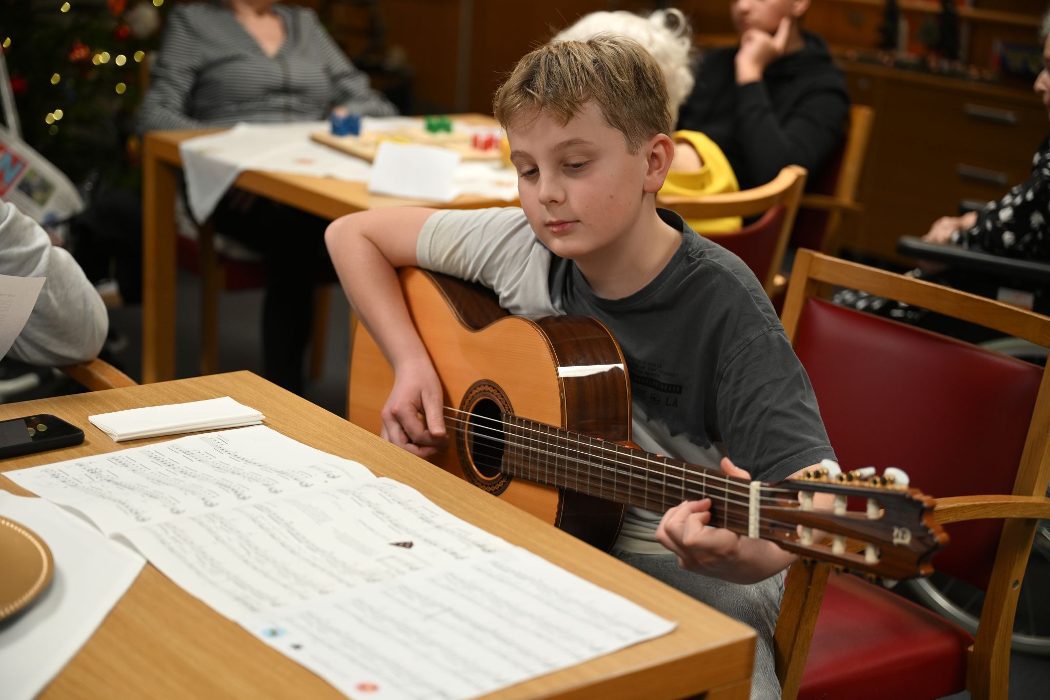•	Moritz begleitete die gemeinsamen Lieder auf der Gitarre.