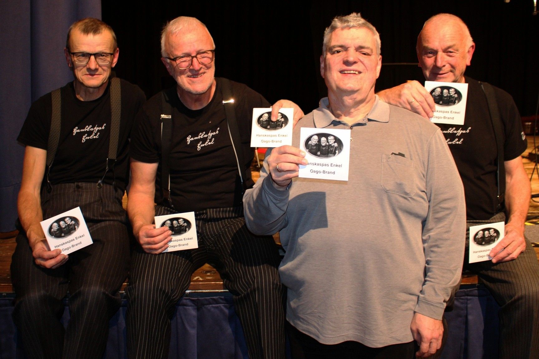 Überraschung zum – vorläufigen – Abschied: Ulli, Rich und Jos hatten für ihre vielen Fans die von Brennmeister George Nussbaumer produzierte CD „Hanskaspas Enkel 2045 Oago-Brand“ dabei. PETER STRAUSS