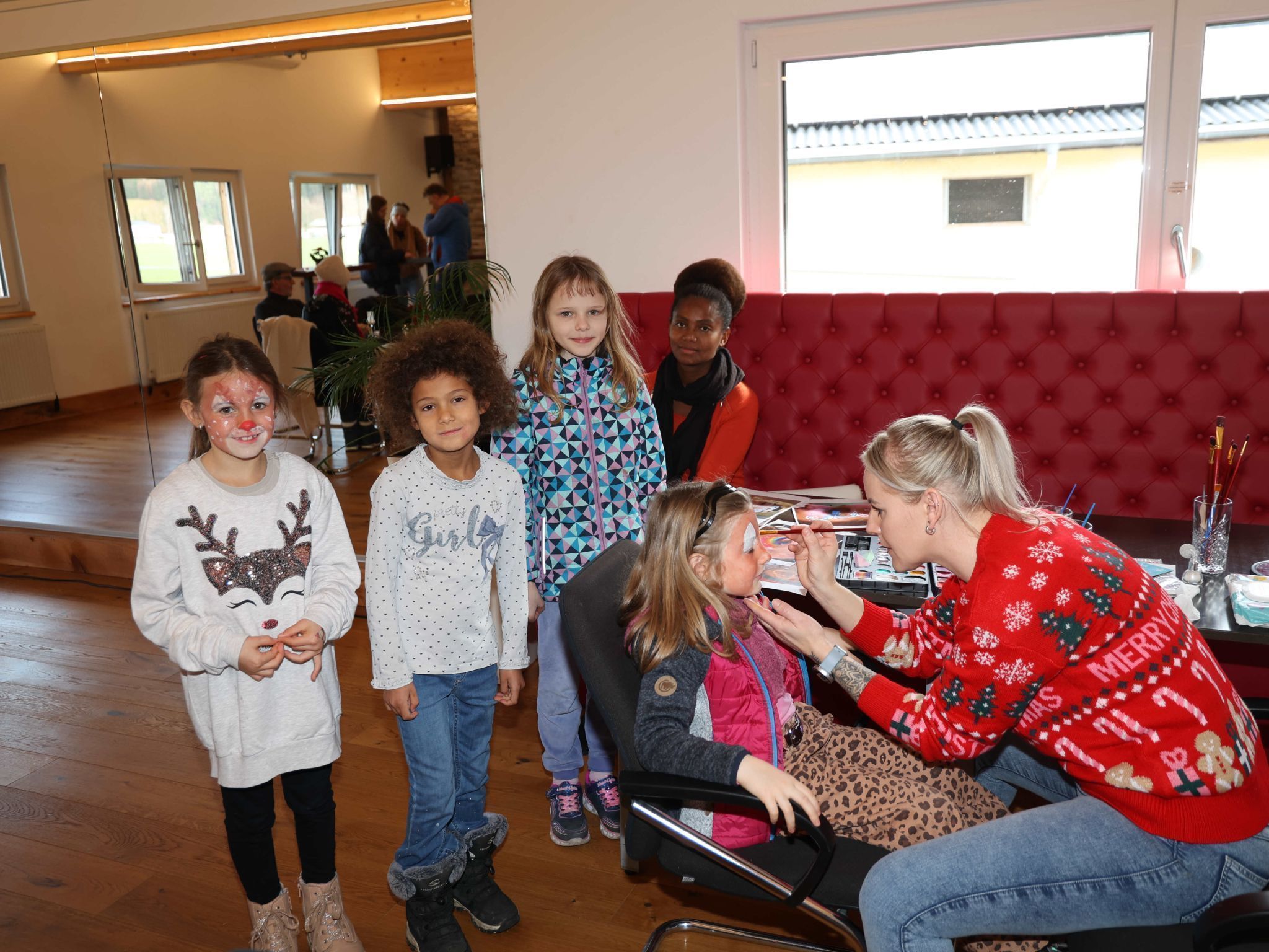 Mia Bell (l) und Sandra Matt waren beim Kinderschminken aktiv.