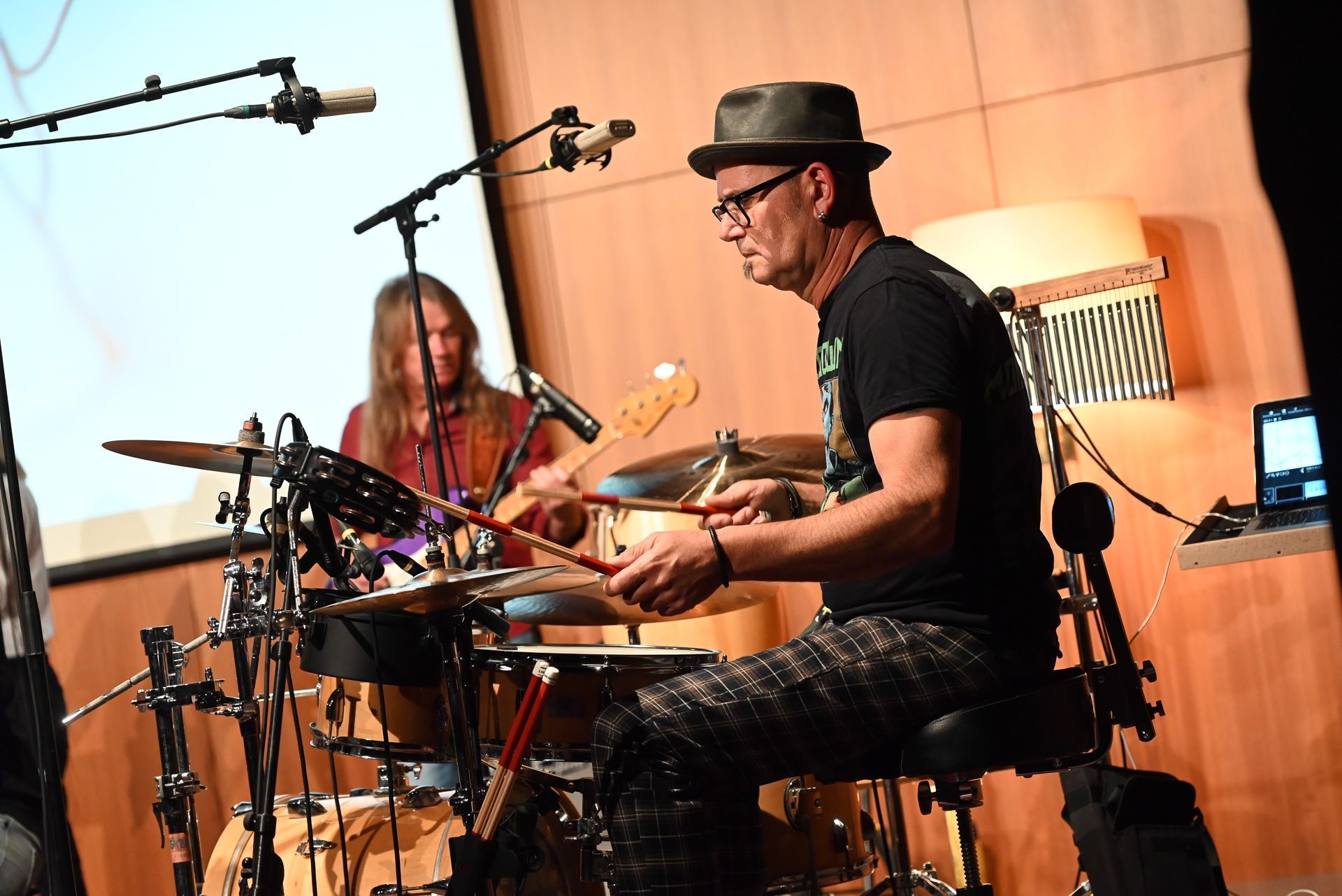 Gabriel Meckler am Schlagzeug und Didi Gisinger am Bass.