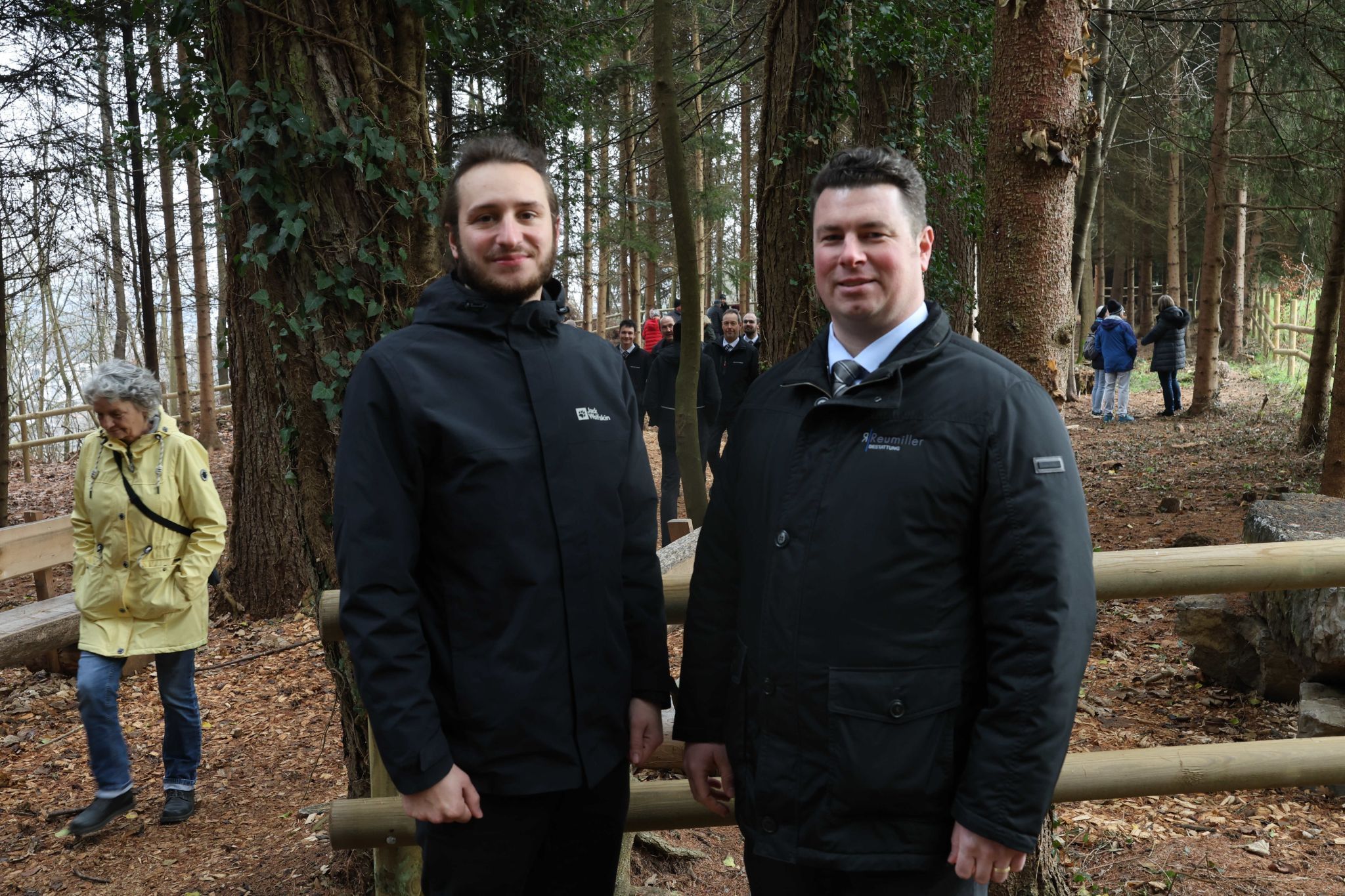 Bestatter Luca Roland (Oberhauser) und Daniel Dalmonek (Reumiller).