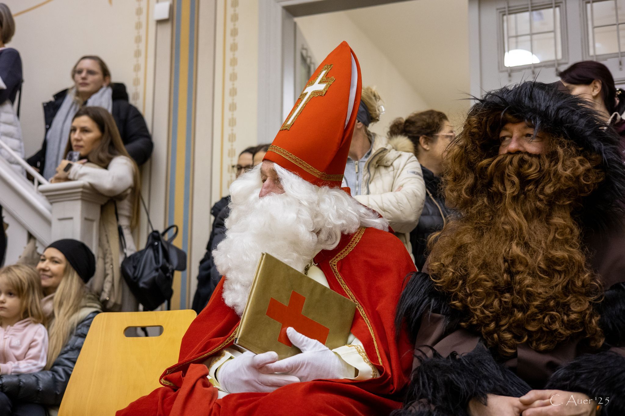 Auch der Nikolaus und Knecht Ruprecht staunten über die talentierten Gymnastinnen.