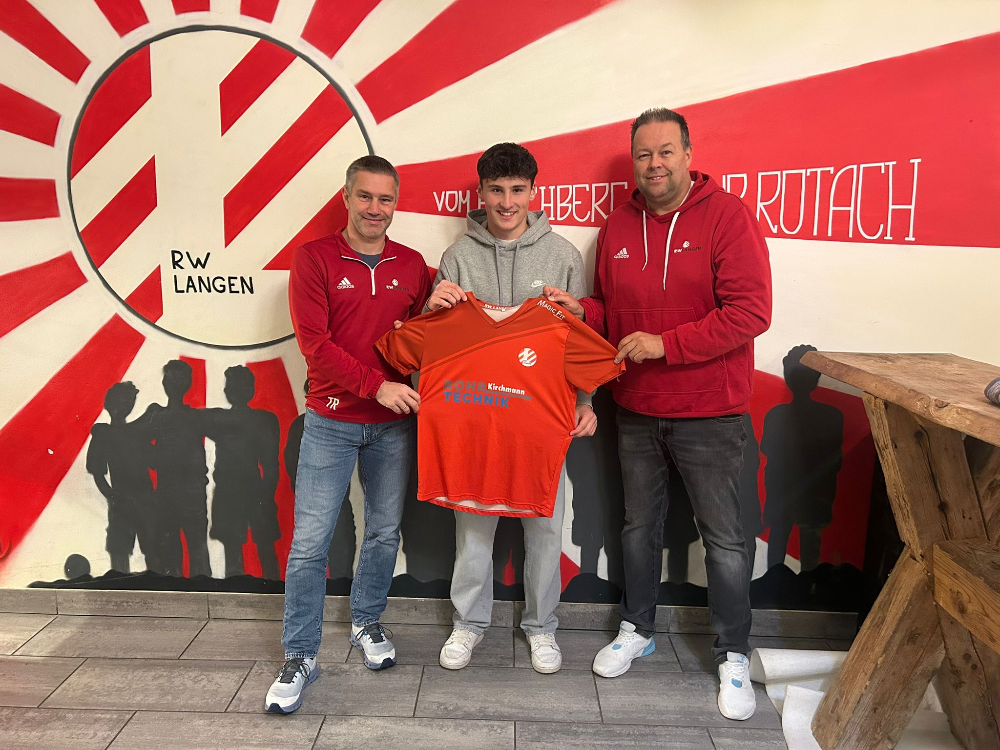 Eliah Kirchmann (Mitte) mit Sportchef Jürgen Mattivi (l.) und Trainer Florian Kirchmann.PRIVAT