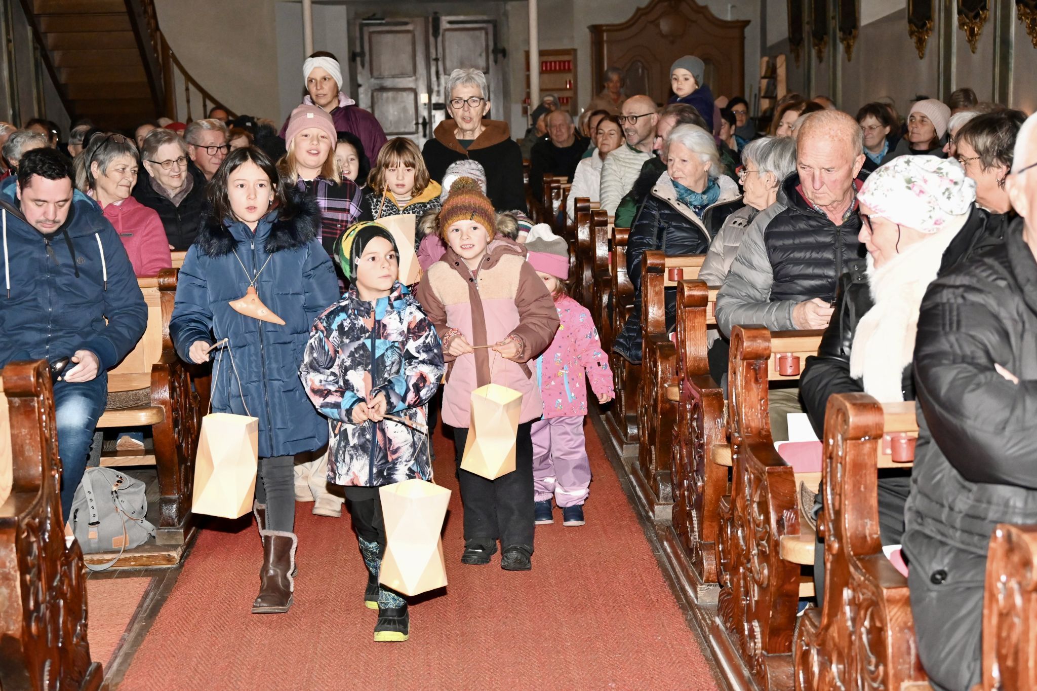 Die Kinder der Singspatzen zogen mit Laternen ein.