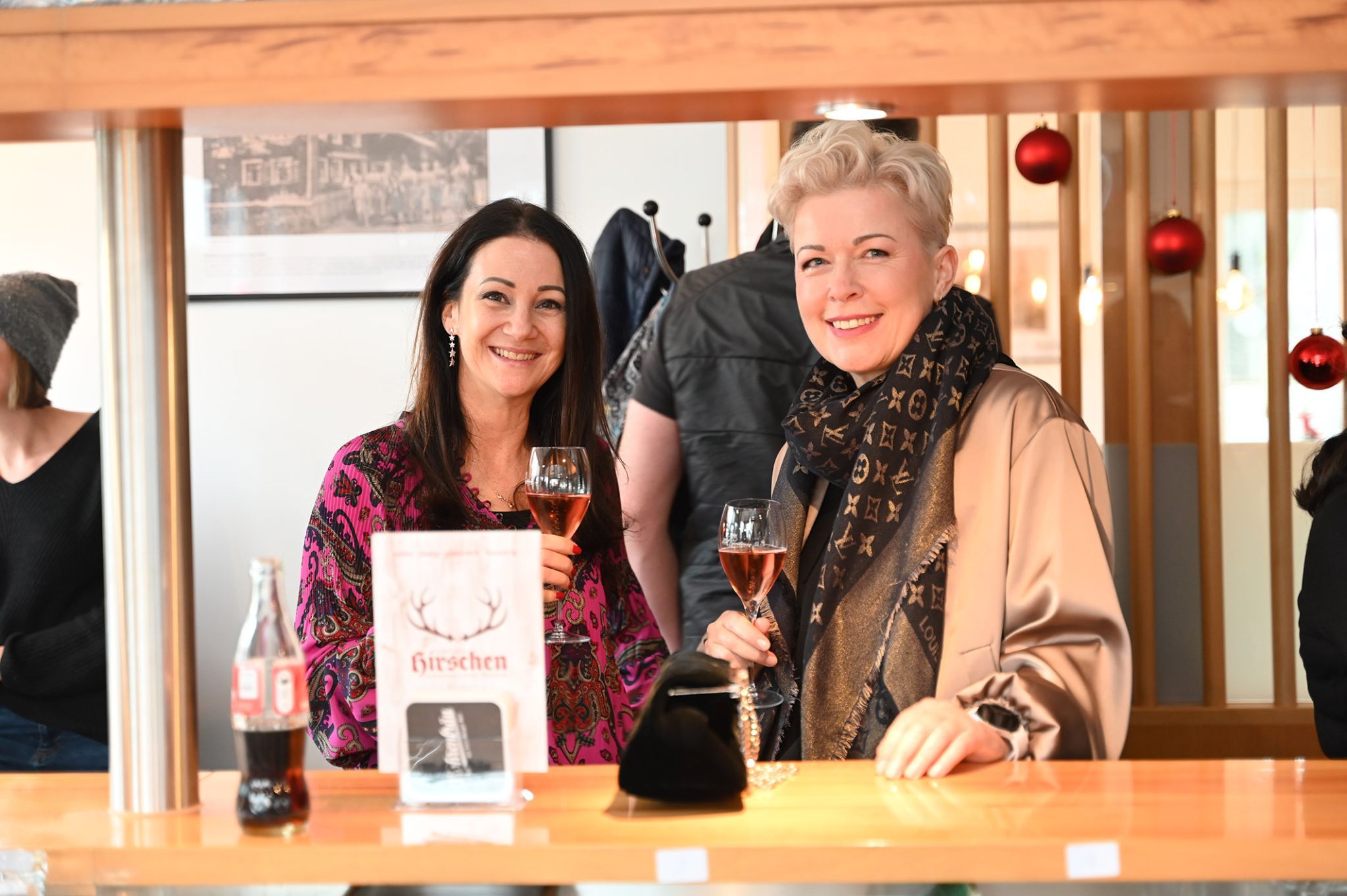 Beate Bechter und Astrid Dorner gratulierten herzlich.