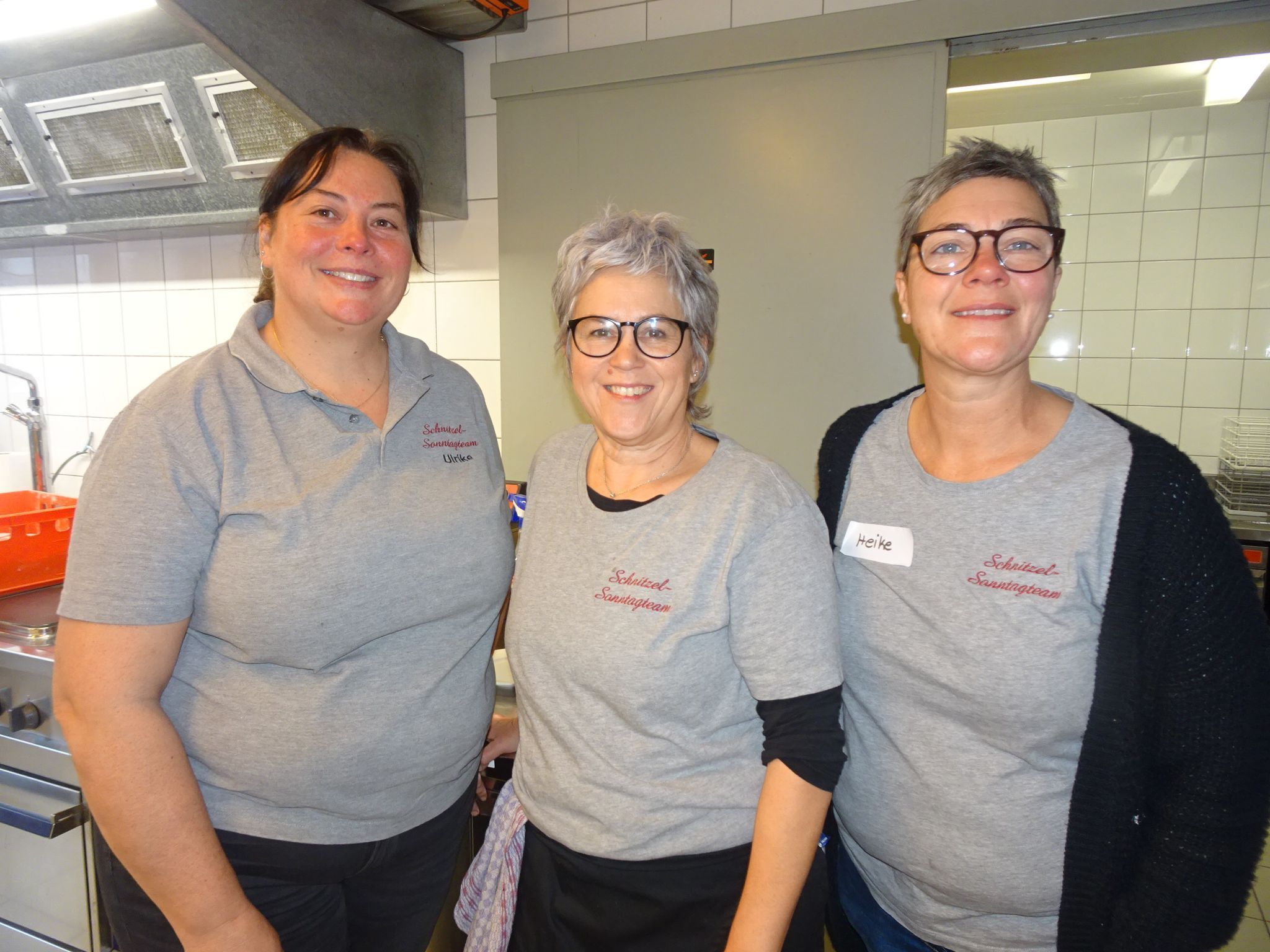 Die drei Schnitzel-Feen vom Hatlerdorf: Ulrike und Cornelia Rhomberg und Heike Spiegel.