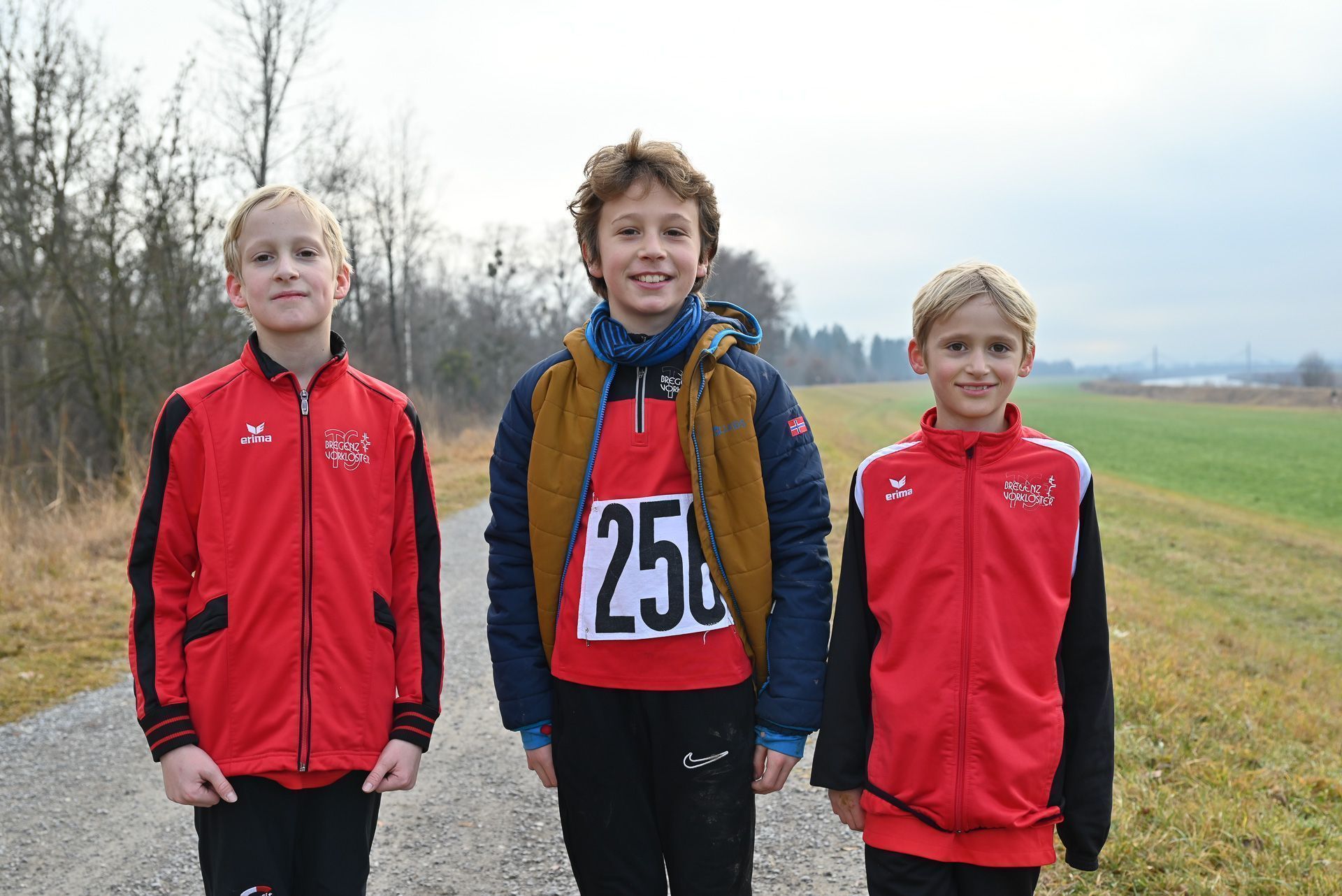 Diese drei Jungs wärmen sich gut vor dem ersten Durchgang auf. 