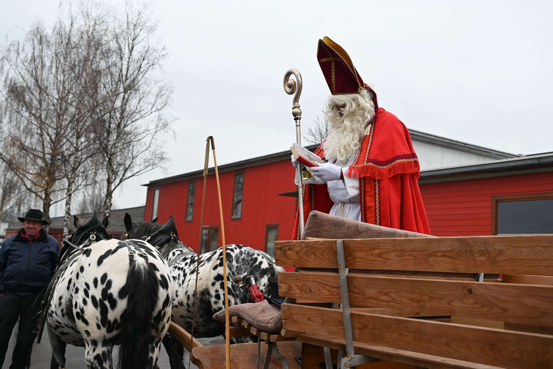 Alle Schüler hörten gespannt dem Nikolaus zu, der von seiner Kutsche aus liebe Worte an die Kinder richtete.