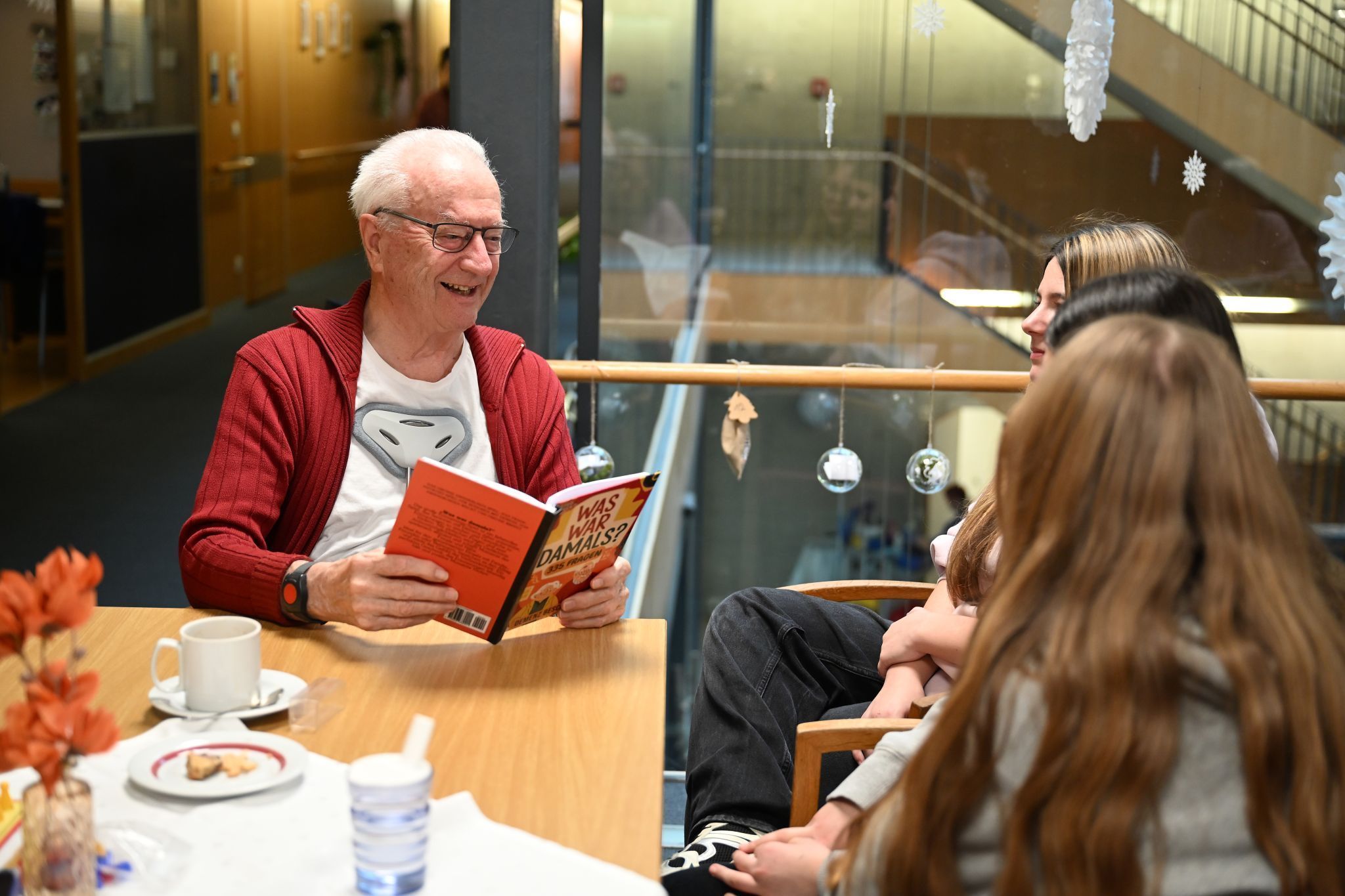 •	Gespannt hörten die Schüler den Erzählungen zu.