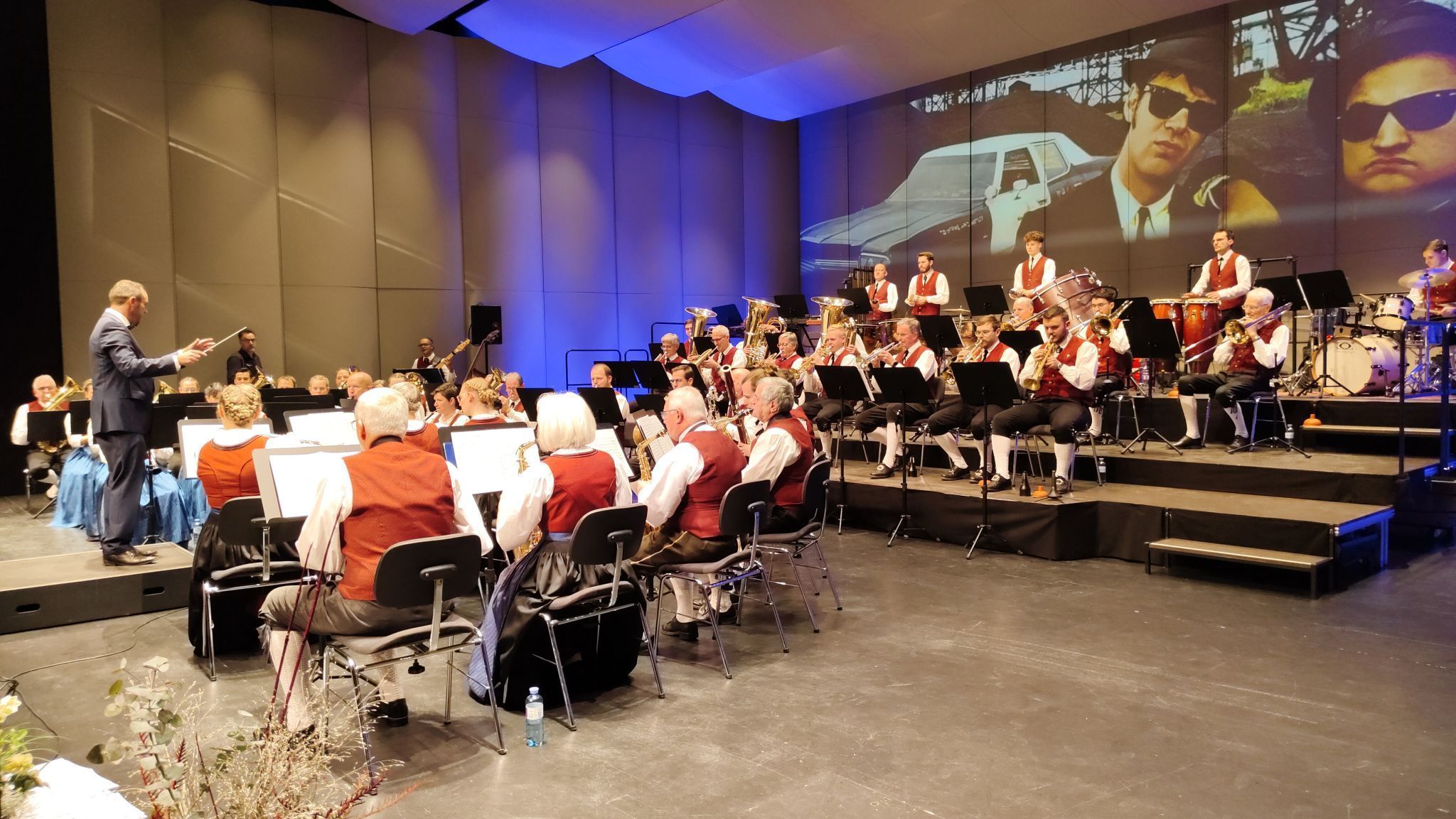 Blues Brothers Stimmung: Mitreißende Rhythmen lassen die Konzertbesucher mitwippen.