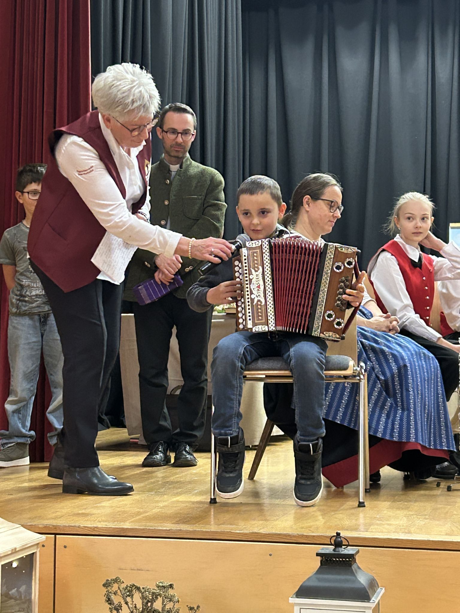Thomas Tschofen spielte und sang zur Eröffnung