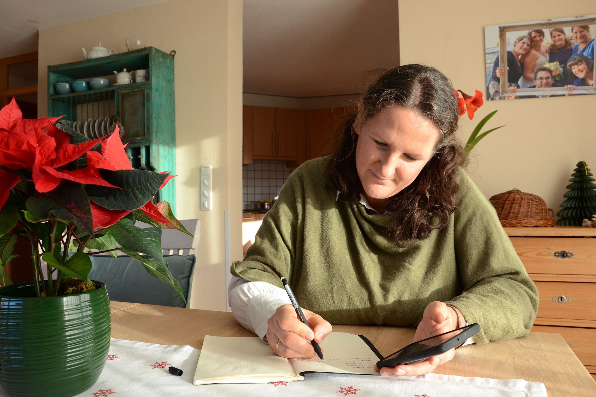 Der Telefondienst besteht hauptsächlich daraus, Anmeldungen zur Weihnachtsfeier entgegen zu nehmen. HRJ