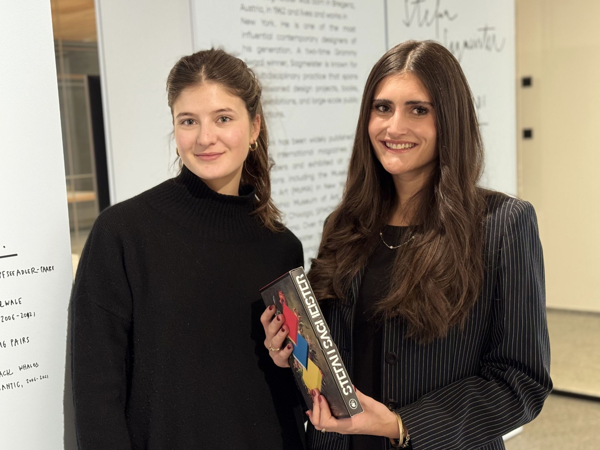 Galeristinnen Emilia Alber Strolz und Victoria Maierhofer.