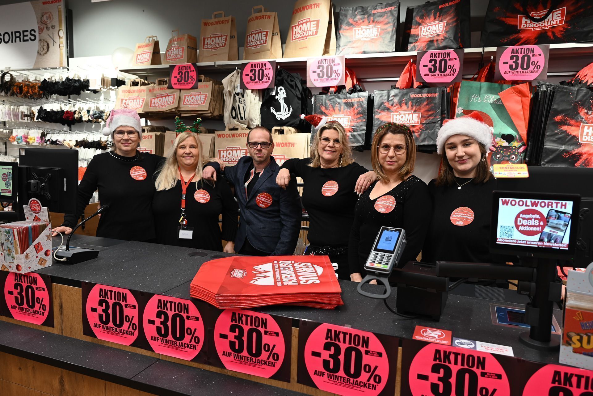 Ein Teil des Teams steht an der Kasse bereit.