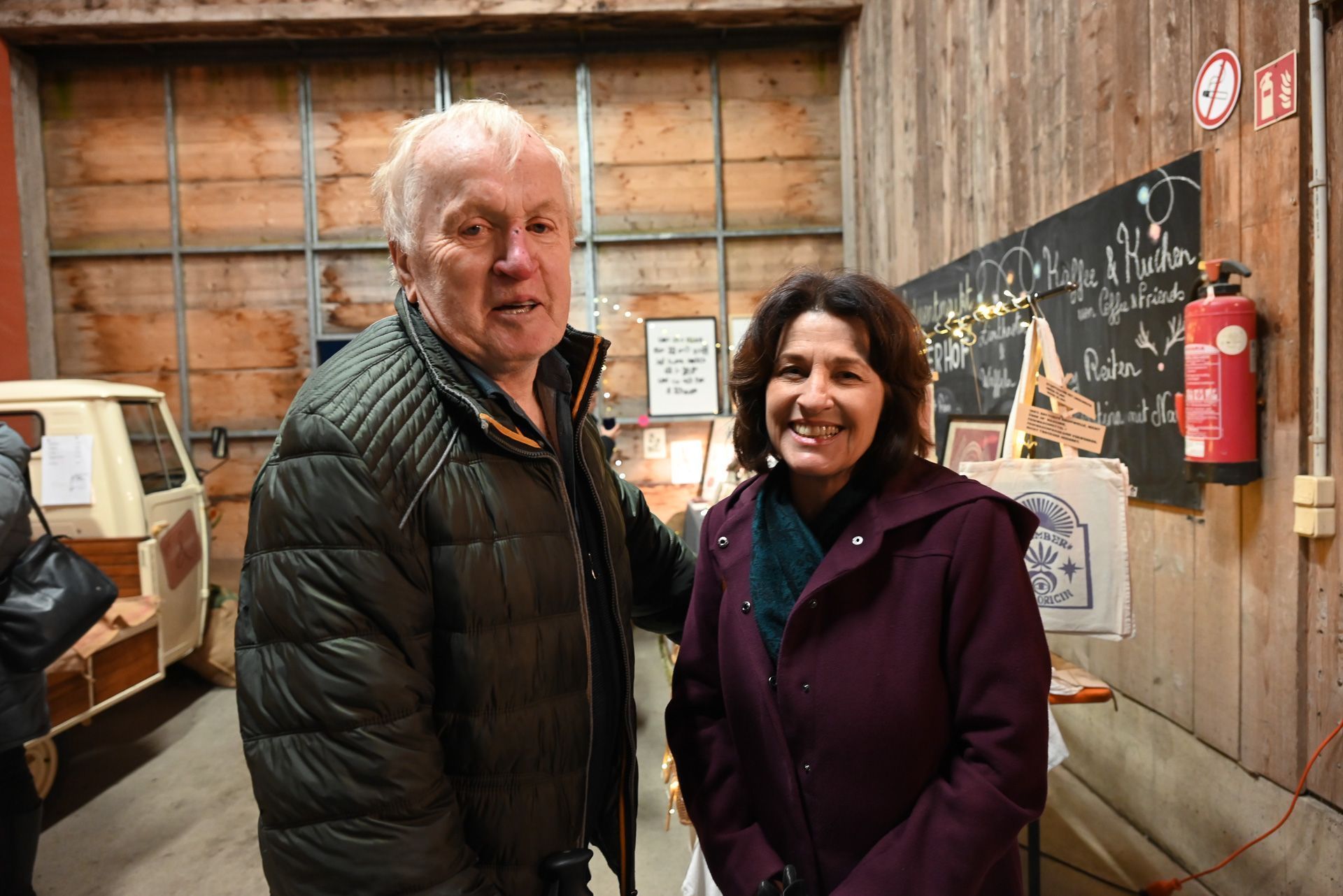 Astrid Kremmel ist eine begeisterte Besucherin vom Vetterhof Adventmarkt. Hier im Bild mit Hubert Vetter.