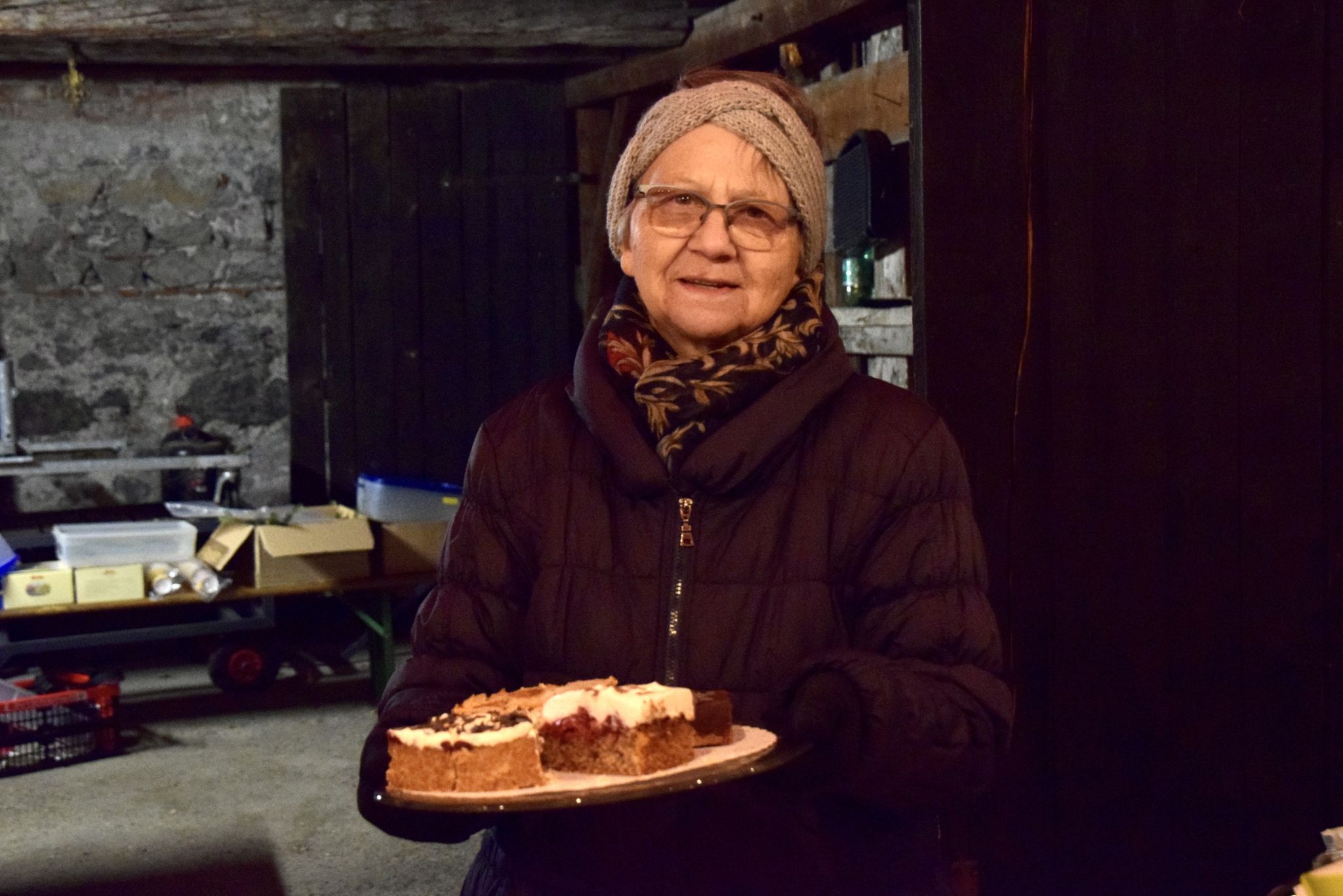 Brunhilde Einwaller vom Seniorenteam der Pfarre Heilig Kreuz Bludenz mit süßen Versuchungen.