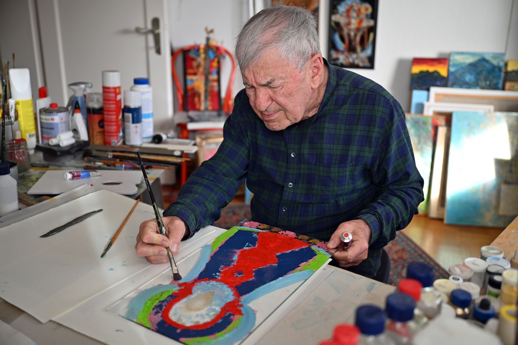 Bei der Hinterglasmalerei wird das Motiv spiegelverkehrt auf die Rückseite des Glases gemalt.