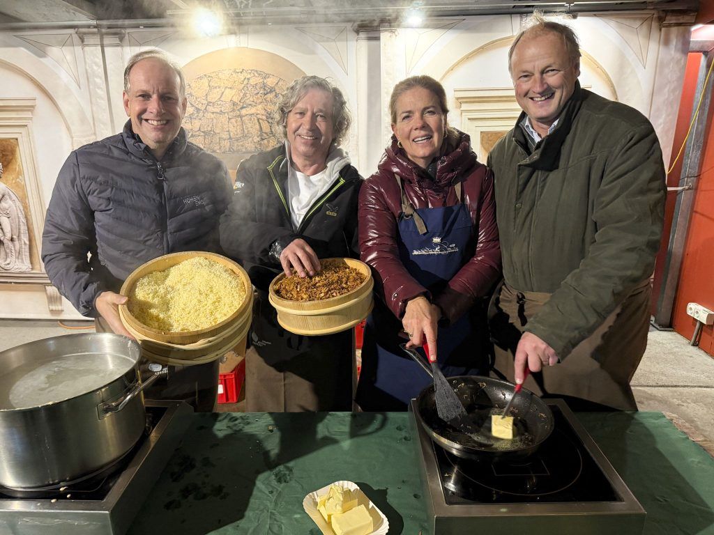 Promis beim Käsknöpfla für „Ma hilft“