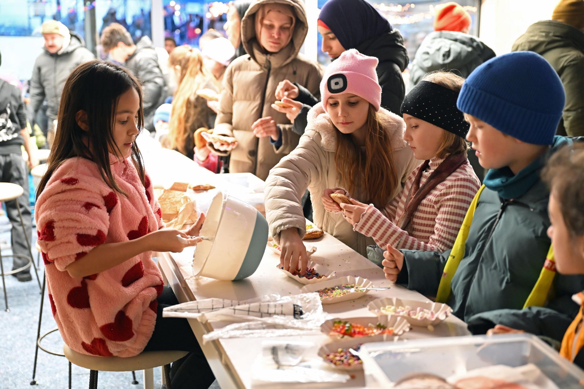 Großer Andrang herrschte bei der Station zum Verzieren der Lebkuchenherzen.