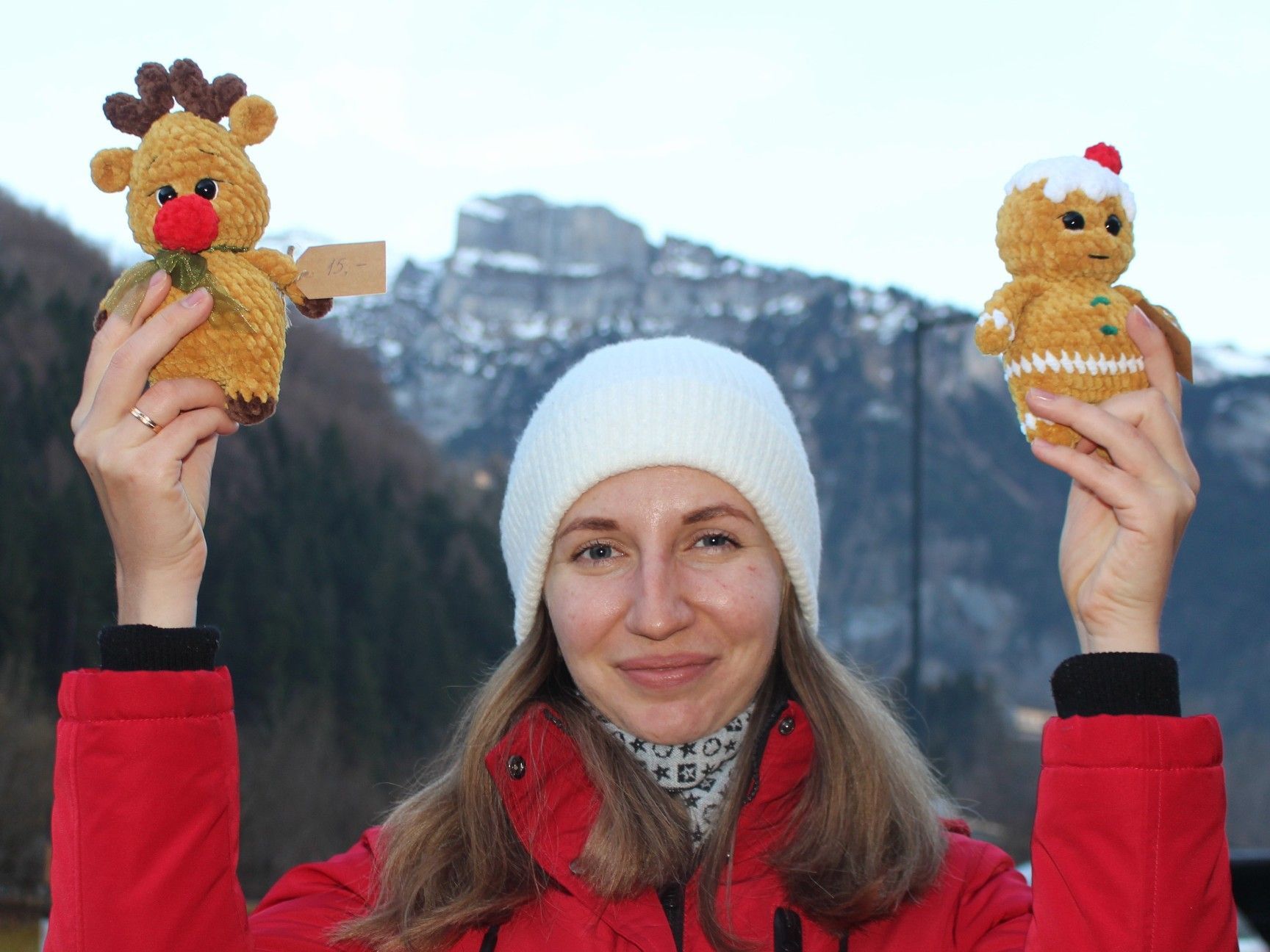 Vor der Kulisse der imposanten Kanis präsentierte Alina Kolesnychenko ihre originellen gehäkelten Spielzeuge.