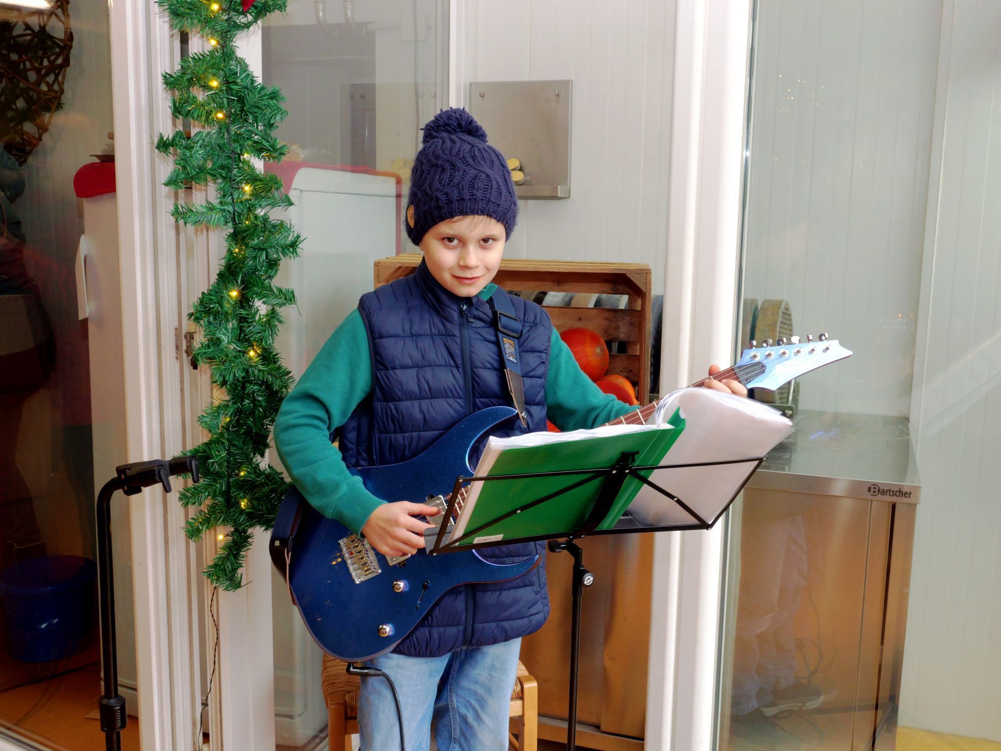 Für musikalische Unterhaltung sorgte Matteo mit bekannten Klassikern live auf der E-Gitarre.