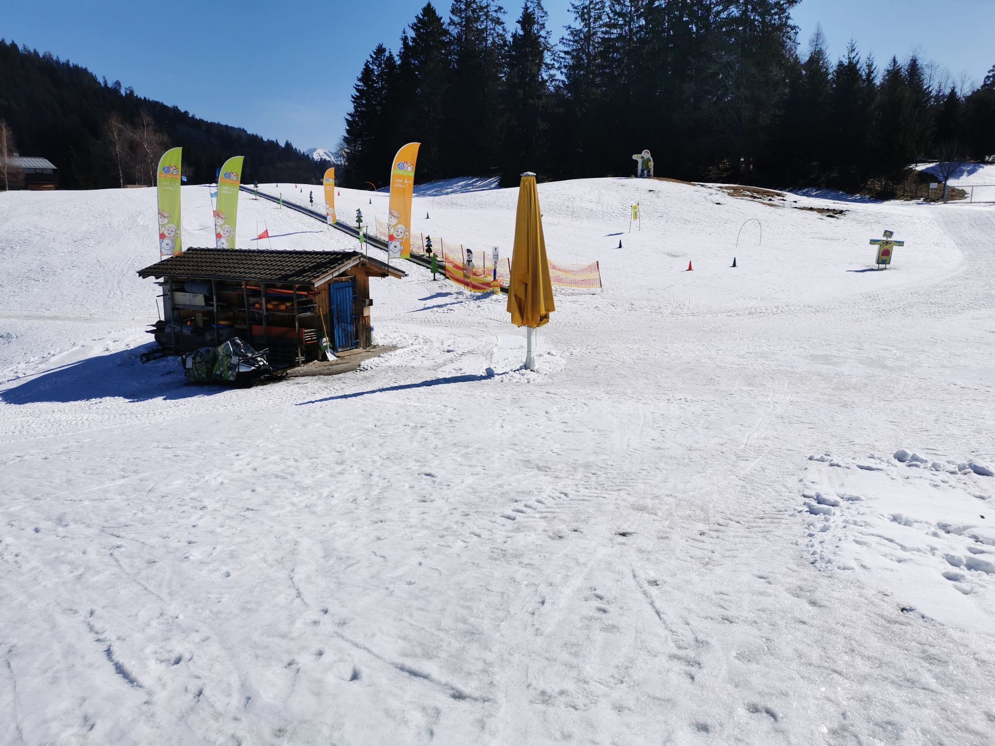 Informationen zum Paradies für kleine Skifahrer gibt es über die Schneehotline und auf Facebook (Zwergberg Furx).