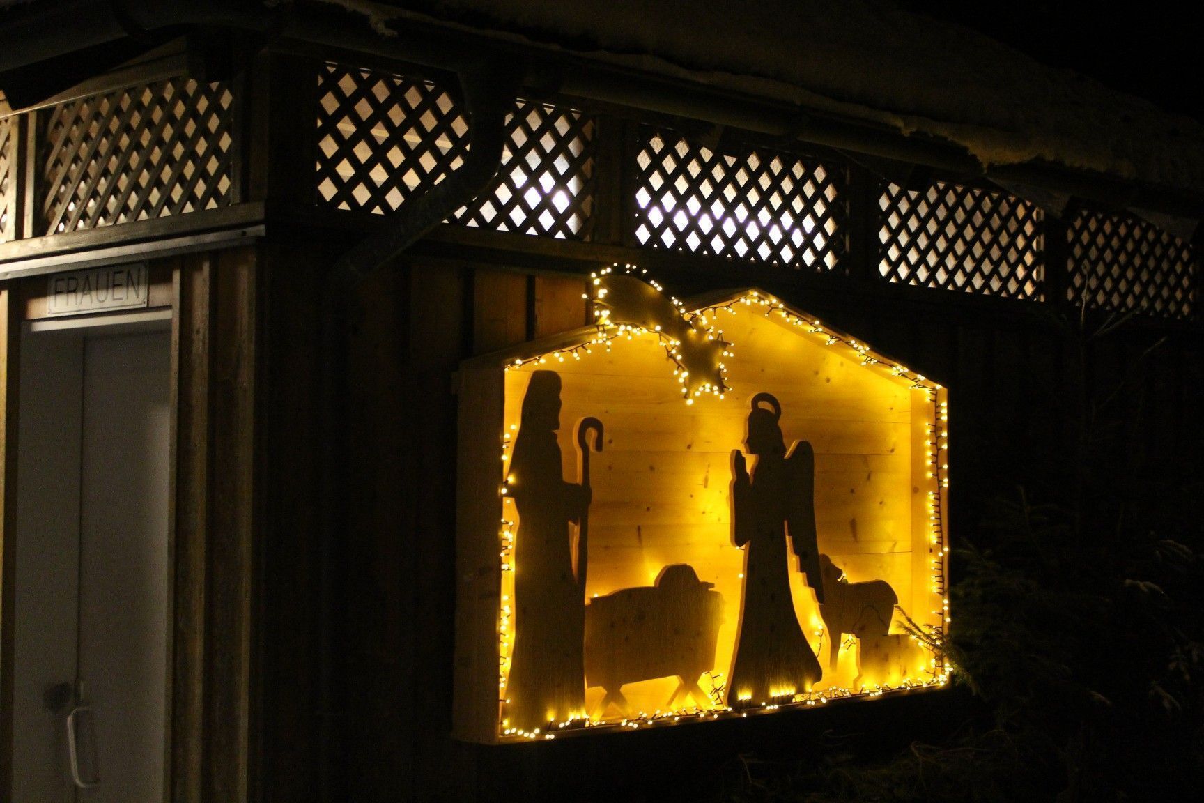  Für vorweihnachtliche Stimmung sorgt auch der Lichterschmuck am Bahnhof Schwarzenberg.