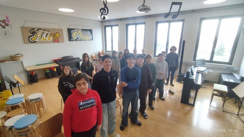 Marc Pircher singt mit Schulklasse aus Götzis beim Adventzauber in Rankweil