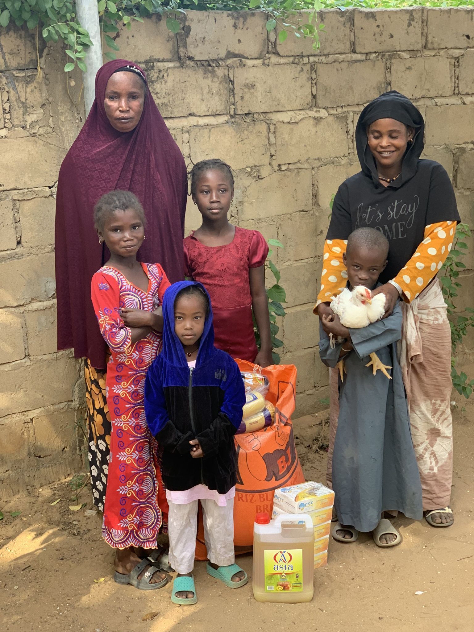 Kinder und Mütter strahlten, als sie ihre Pakete entgegennahmen.