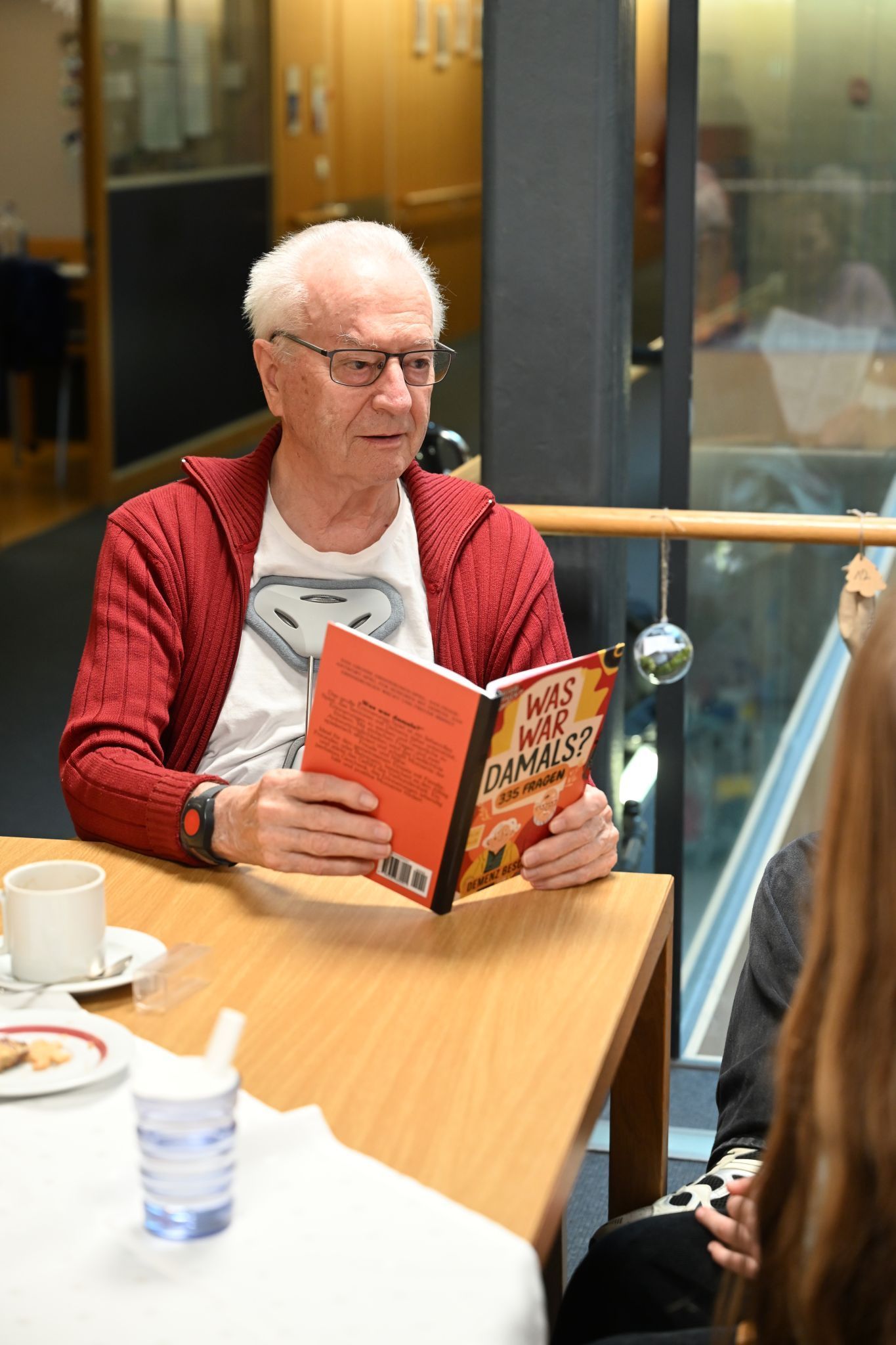 •	Ein Bewohner las den Jugendlichen aus einem Buch vor.