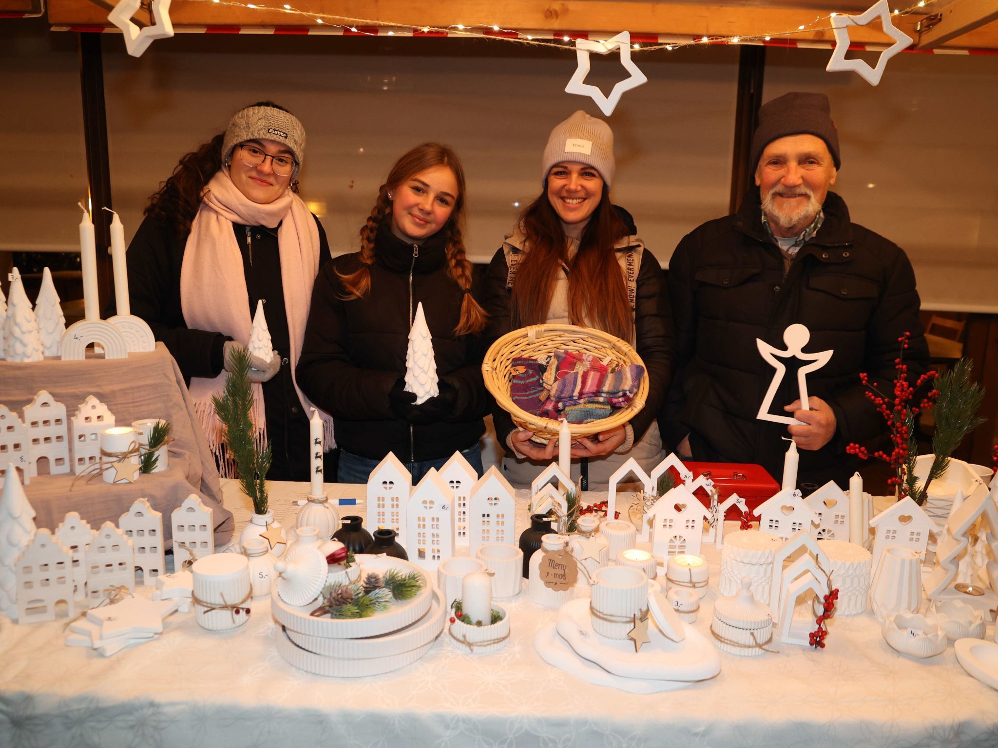 Elisa Schnetzer, Chiara und Christine Hutter, Gipskünstler Josef Allgäuer.