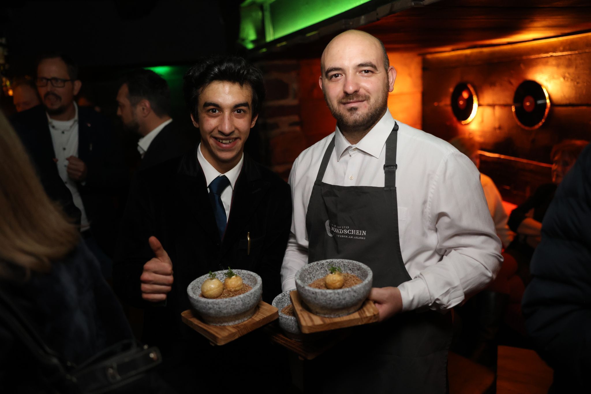 servicemitarbeiter Emre und Qustren.