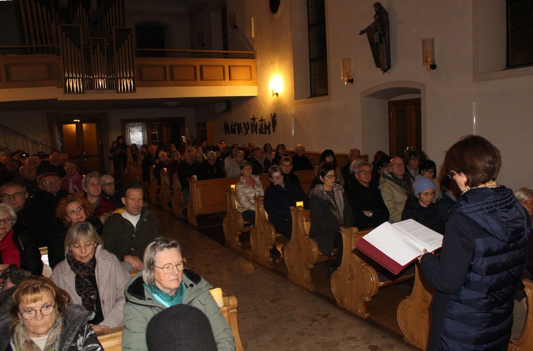 Besinnliche Texte von Silvia Gratzer bereicherten auch den letzten Abendklang in diesem Jahr.   