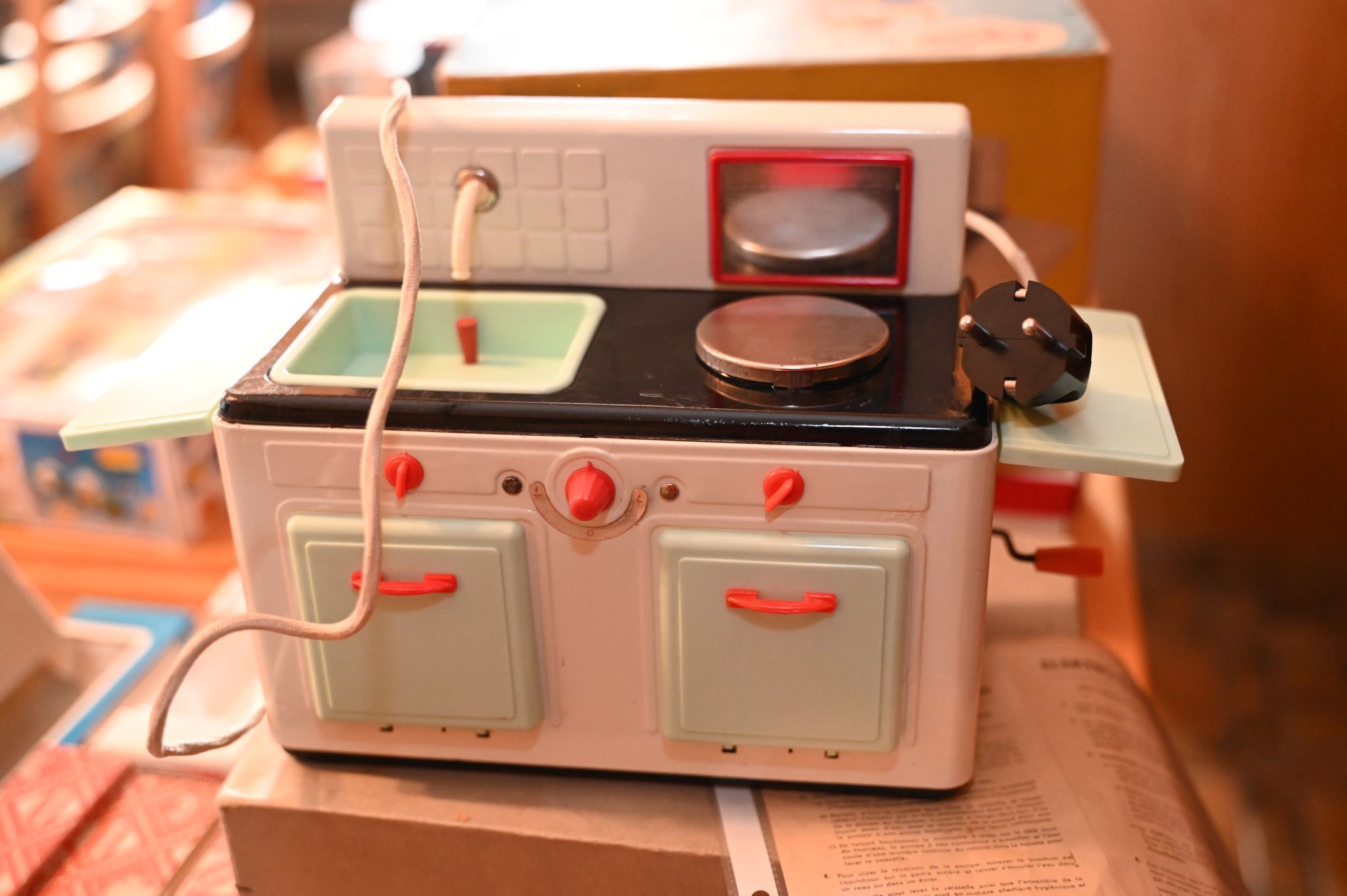 Ein elektrischer Puppenherd aus den Siebzigern.