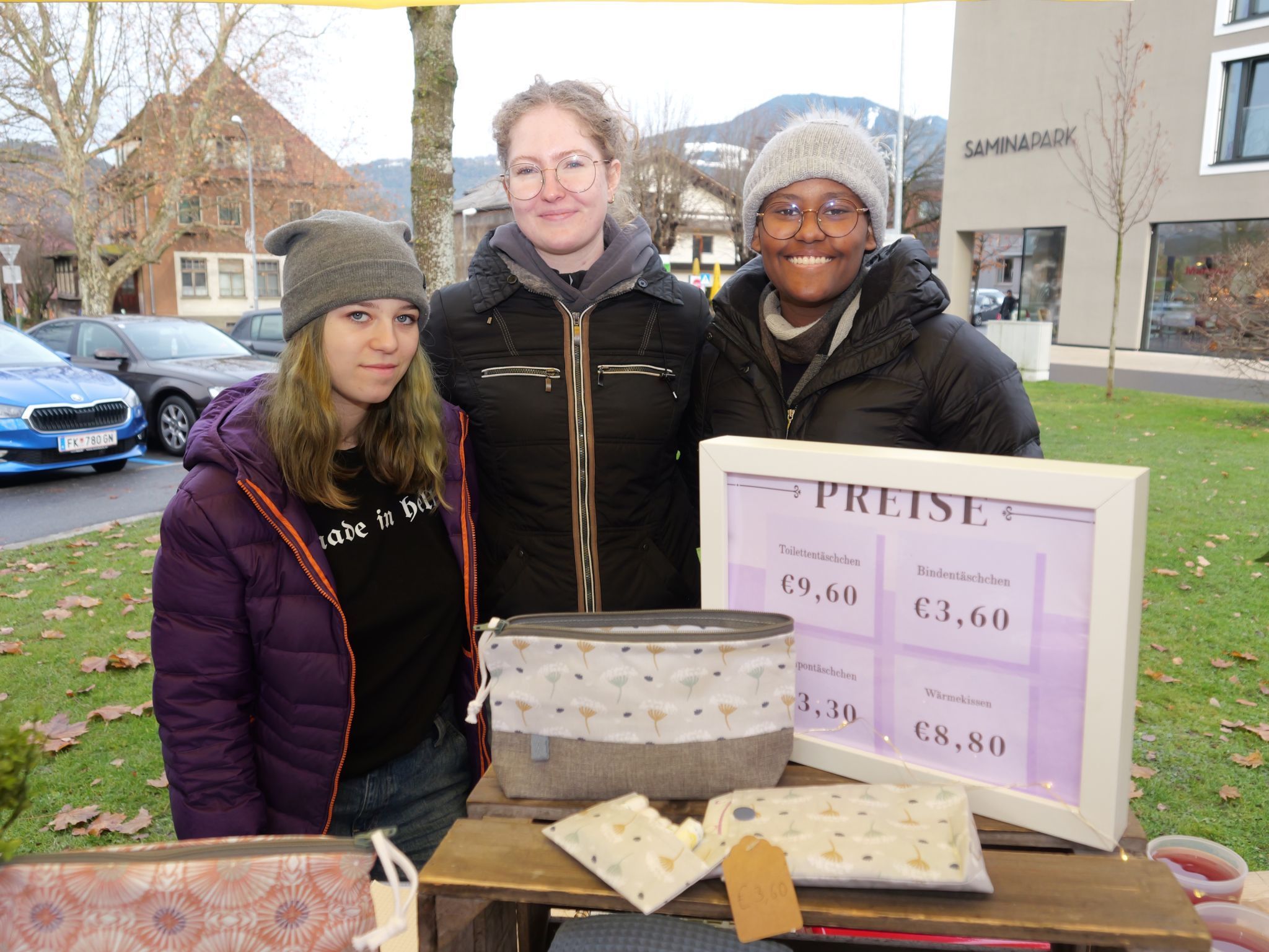 Marie, Yara und Ayana von der HLW Rankweil boten Kulturbeutel und Wärmekissen an.
