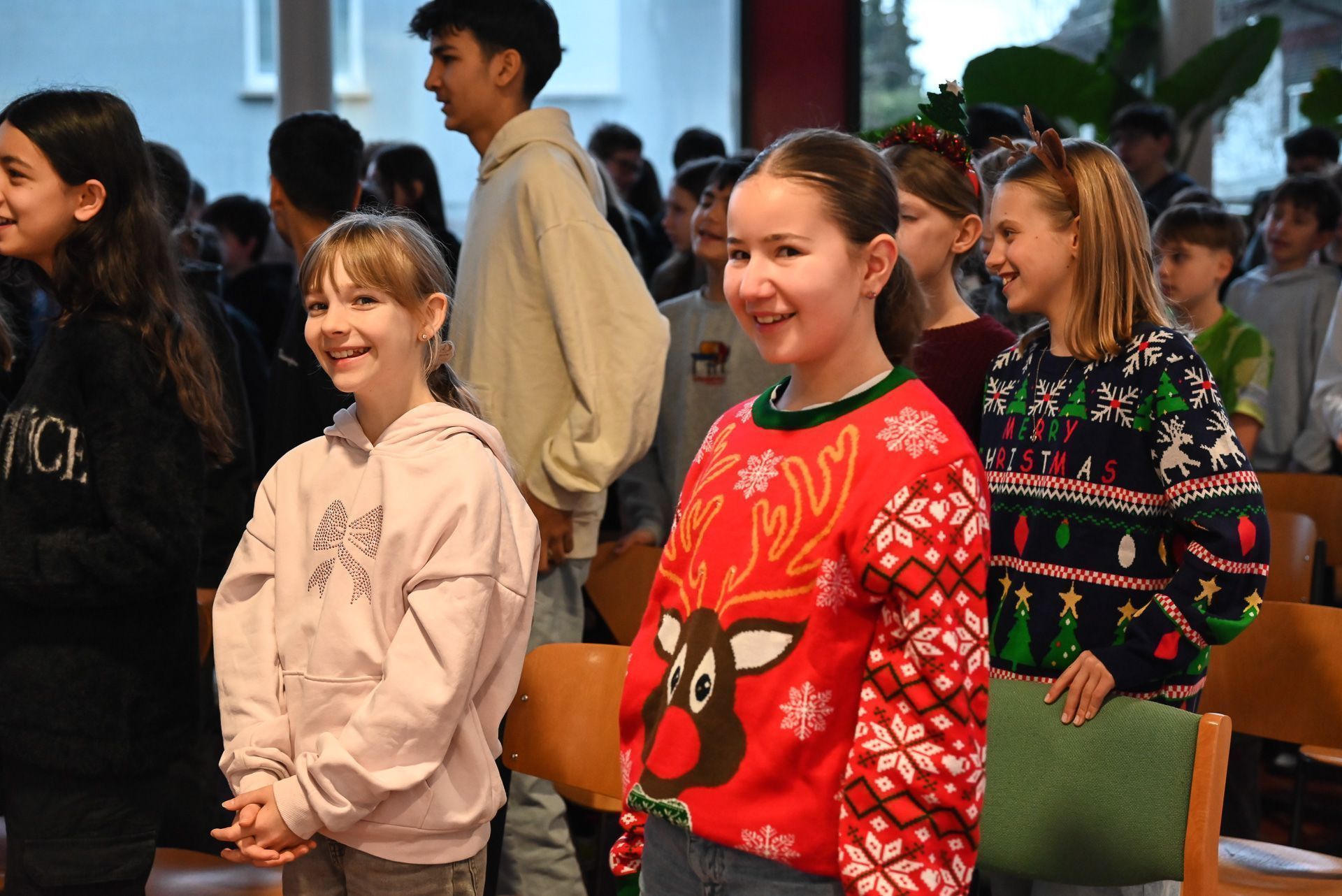 Die Schüler freuten sich, gemeinsam mit ihren Mitschülern, in der Aula zu feiern.