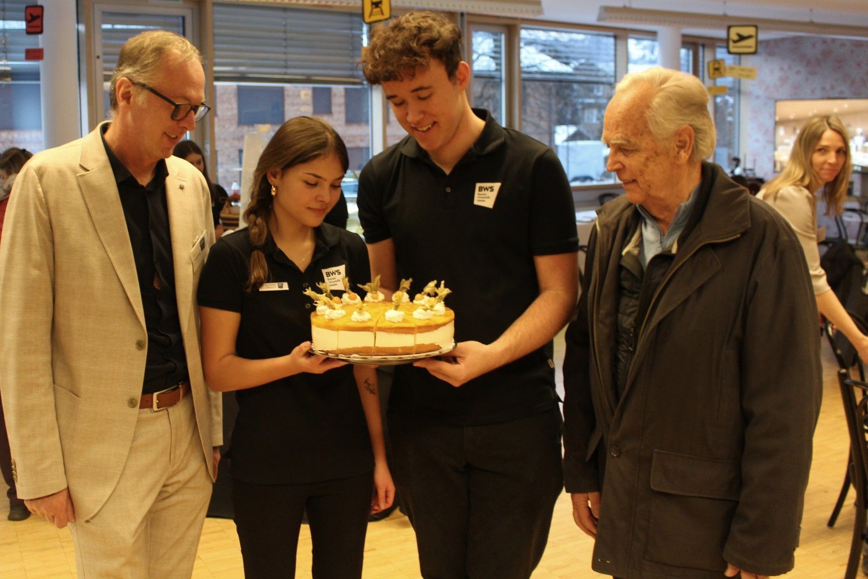 Für den langjährigen Schulleiter (1972 bis 2005) Gebhard Hubalek (r.) ist der Tag der offenen Tür ein gerne wahrgenommener Pflichttermin. Dem heutigen Direktor Mario Hammerer und seinem Team stellt er ein exzellentes Zeugnis aus: „Die Schule entwickelt sich großartig weiter.“