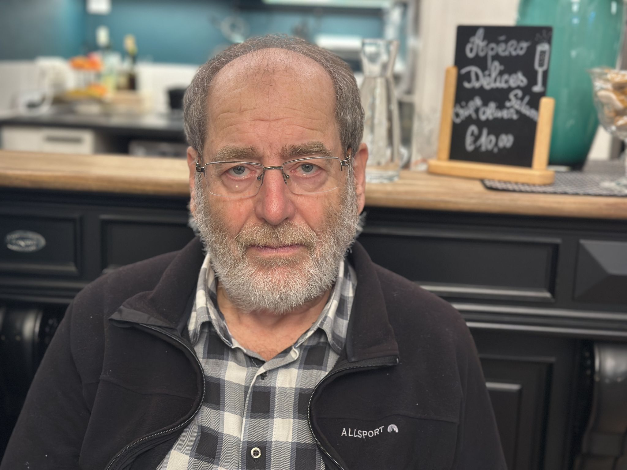 Jürgen Tschannett, Nendeln, Liechtenstein: Ich habe in Französisch maturiert, das ist allerdings mittlerweile sechzig Jahre her. Leider habe ich viele Vokabeln vergessen. Das Sprachcafé bei Hélène macht Spaß, sie ist eine hervorragende Lehrerin.