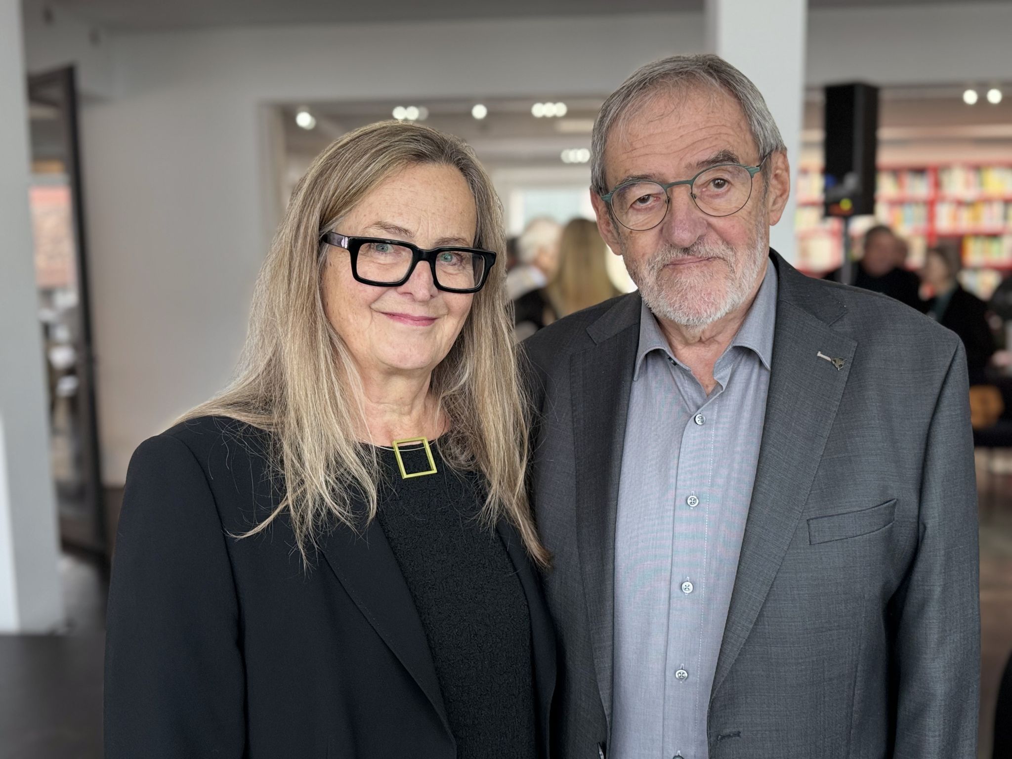 Gestaltete die Trophäe: Künstlerin Ilse Aberer mit Hans.