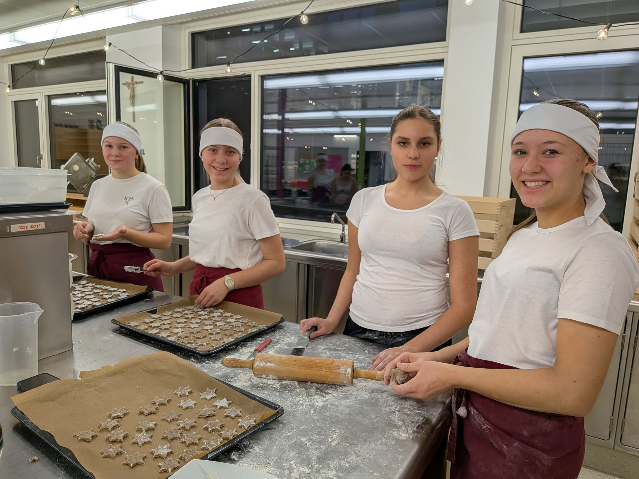 Teamwork in der Backstube der Landwirtschaftsschule.