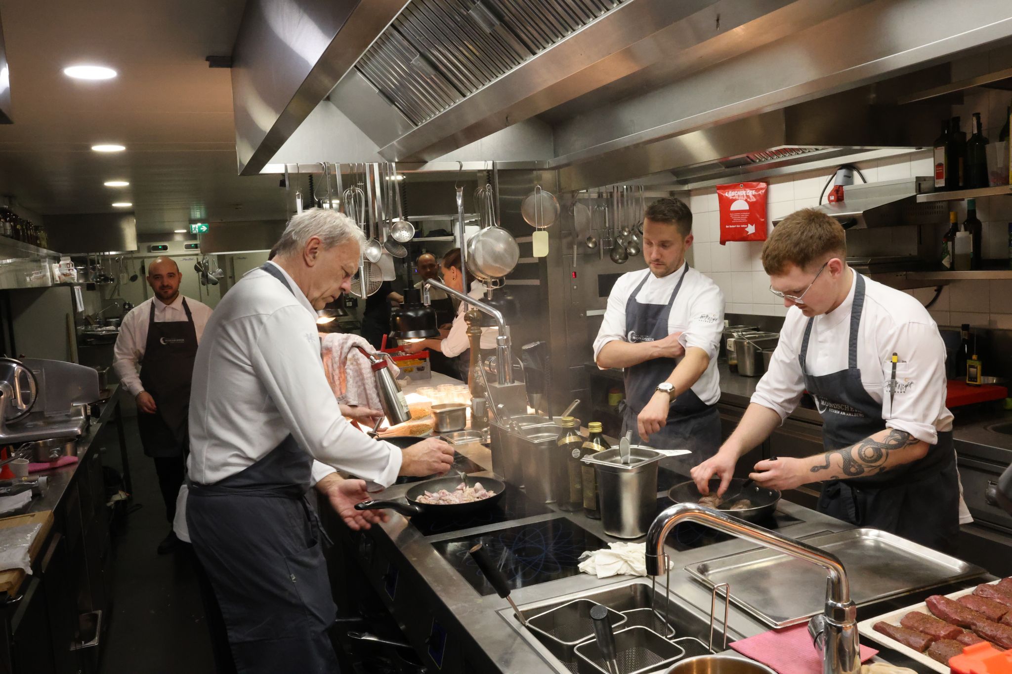 Ein Teil der Küchenbrigade in Aktion.