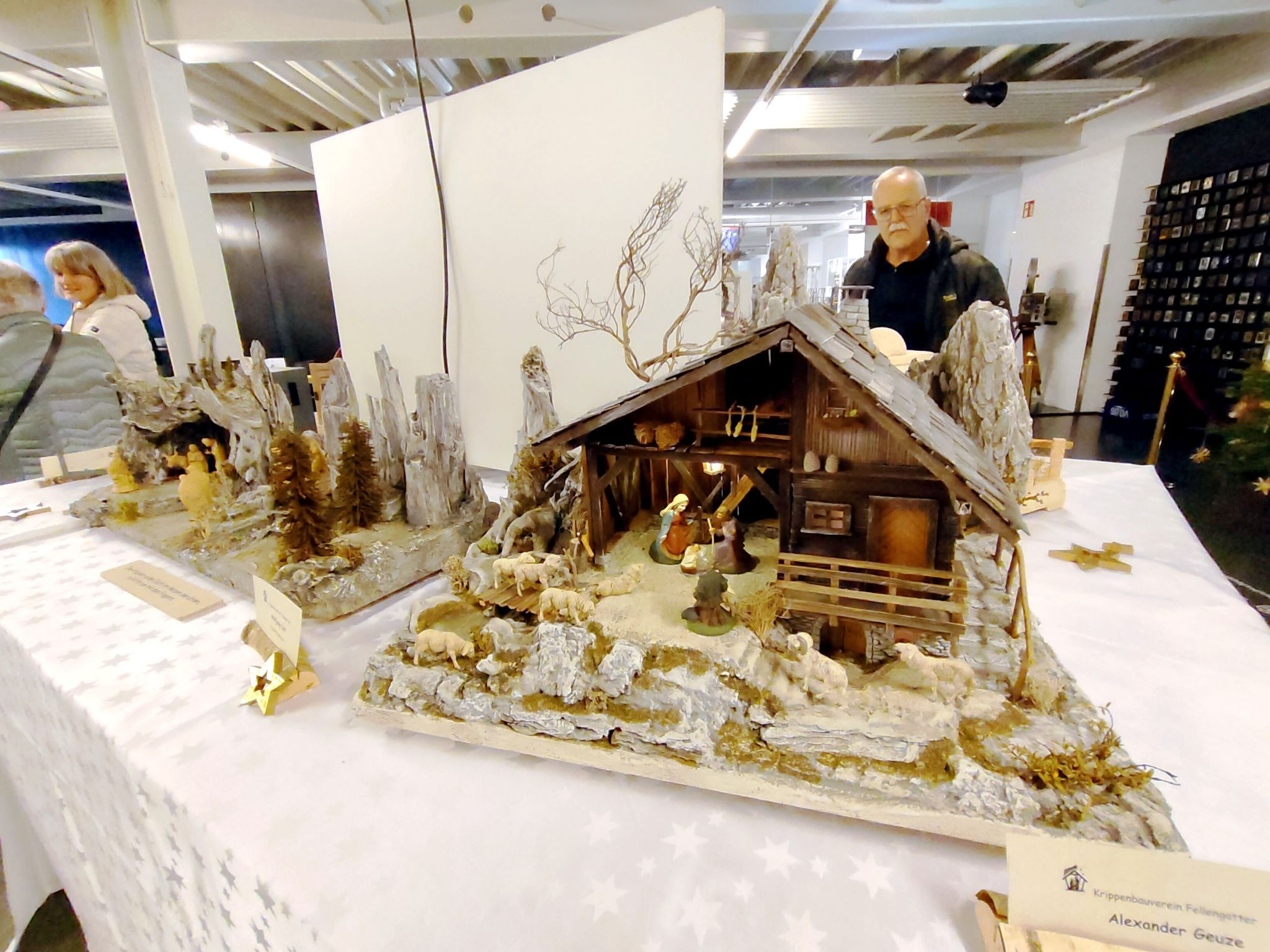 Eine schöne heimische Krippe von Alexander Geuze mit vielen kleinen Figuren als Details.