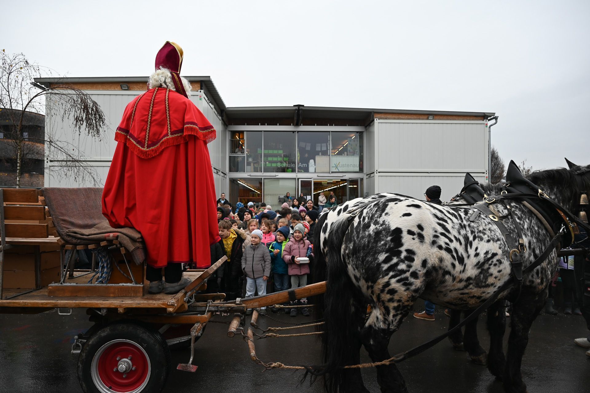 Alle Schüler hörten gespannt dem Nikolaus zu, der von seiner Kutsche aus liebe Worte an die Kinder richtete.