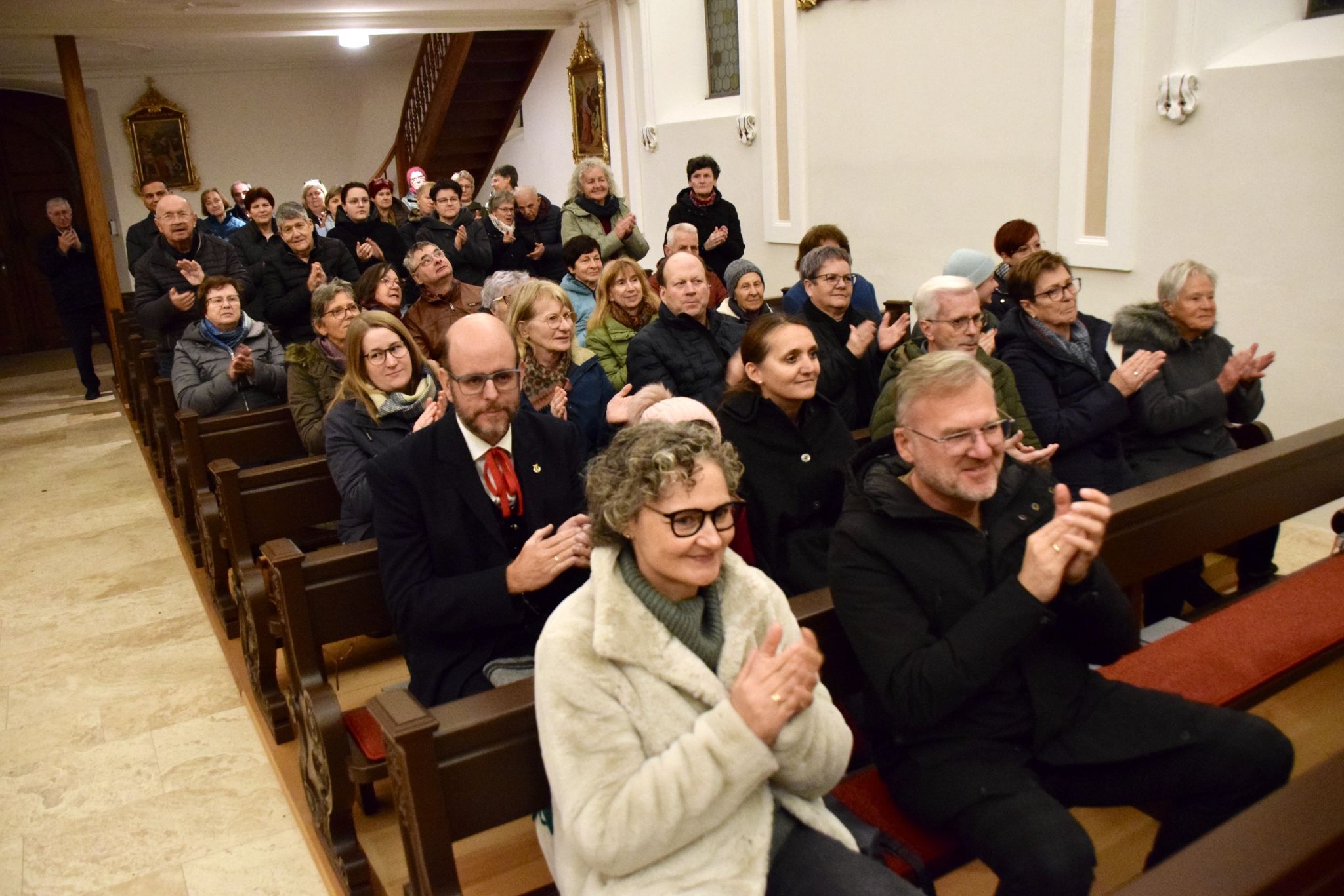 „A b´sundre Zit“ bescherte der Dalaaser Pfarrkirche ein fast volles Haus.