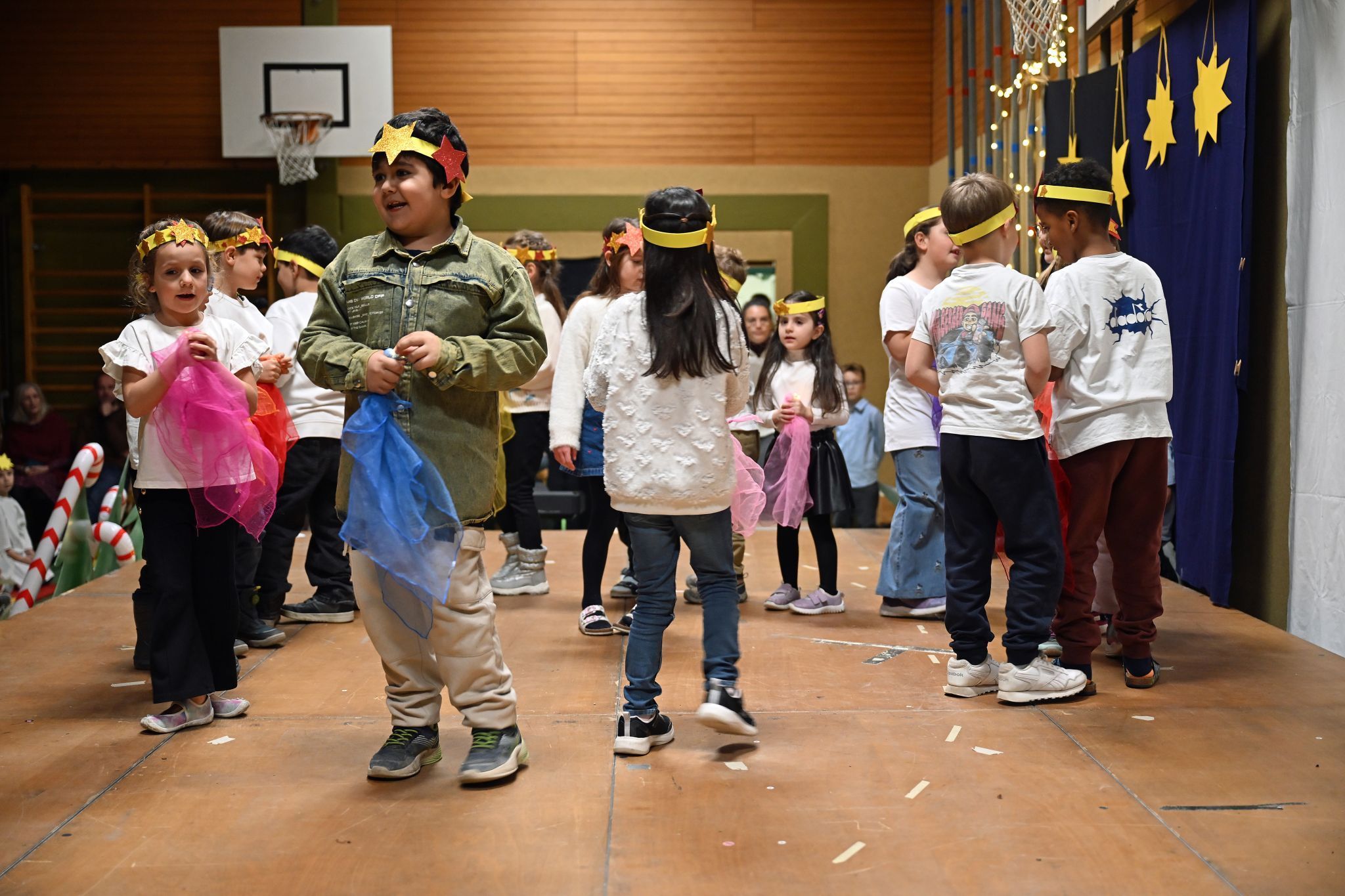 Die 1 b performte das Lied „Ihr lieben Sterne“.