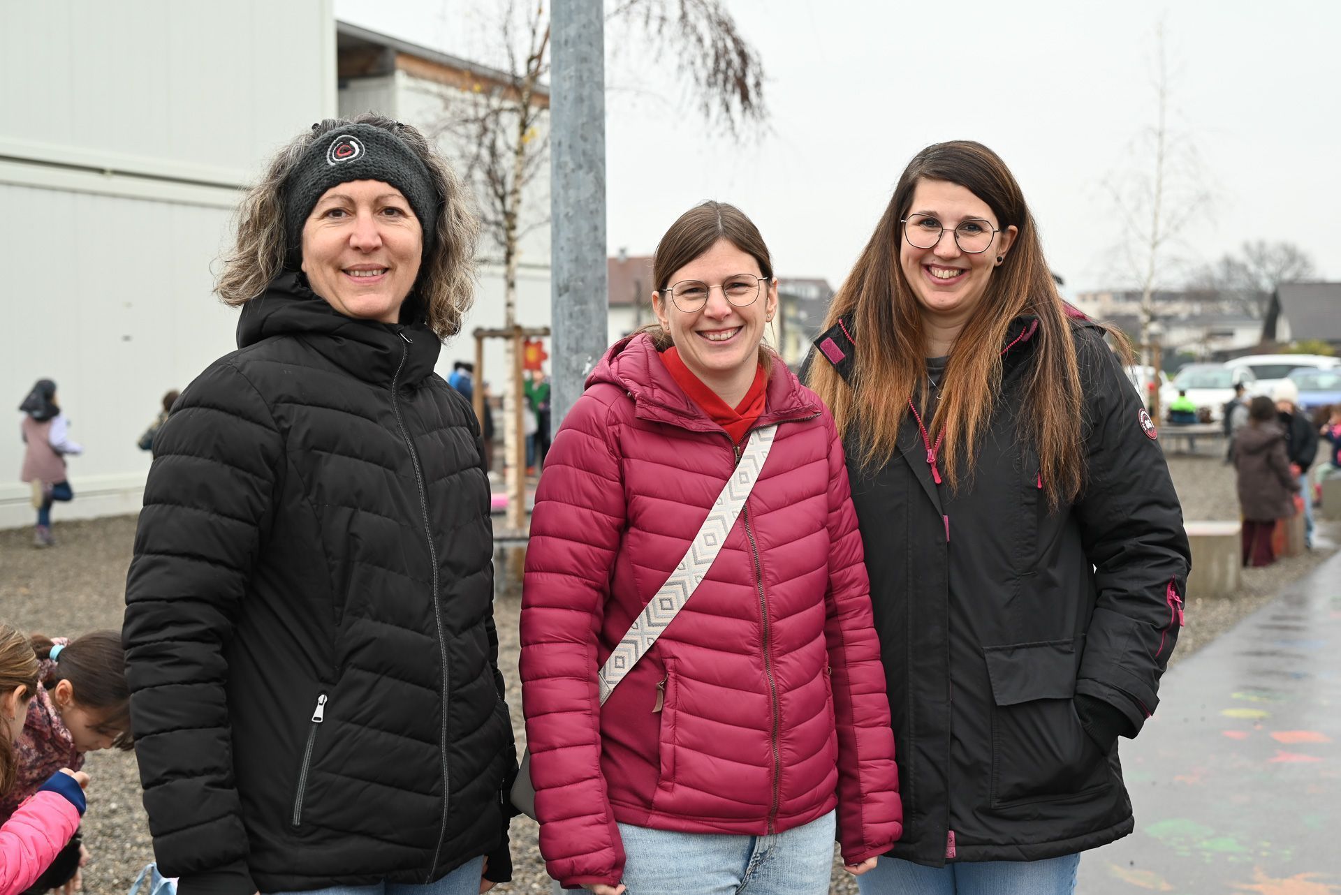 Fabienne, Michaela und Obfrau Elisa Wohlgenannt freuten sich über die gelungene Überraschung.